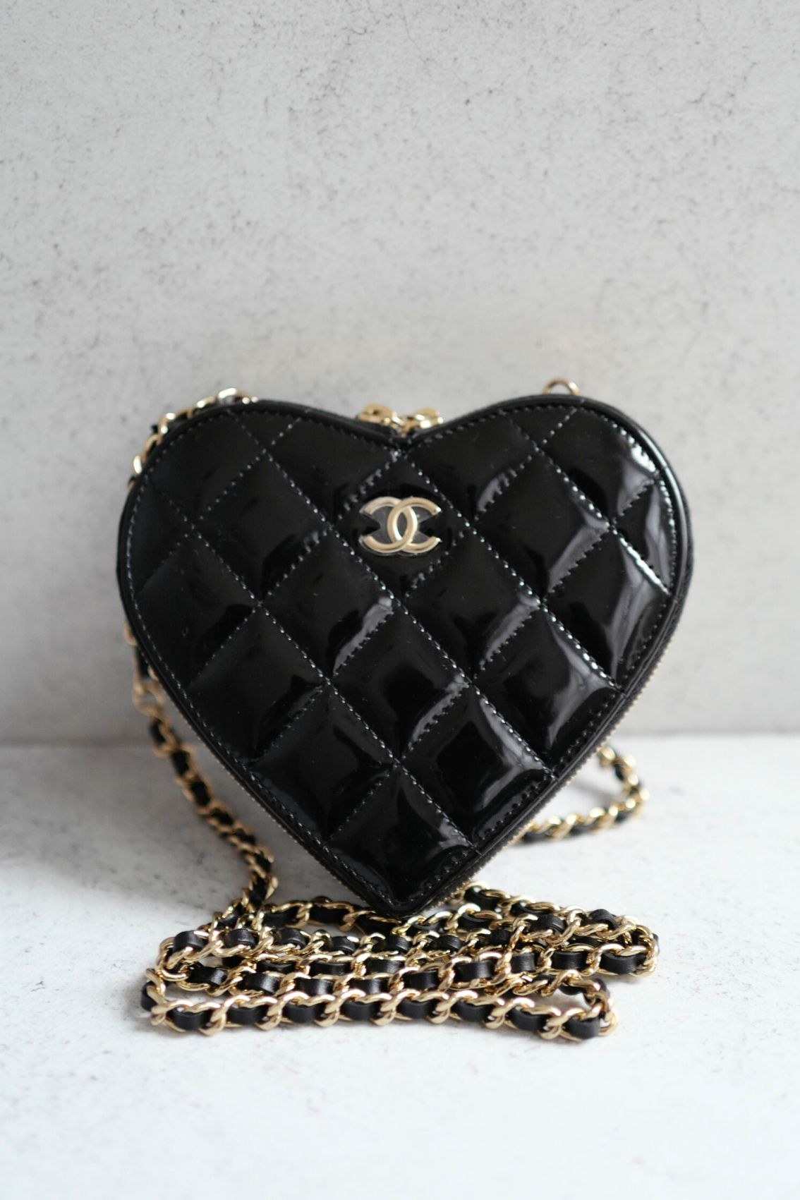 CHANEL 23P Patent Calfskin Quilted CC Heart Clutch With Gold Hardware