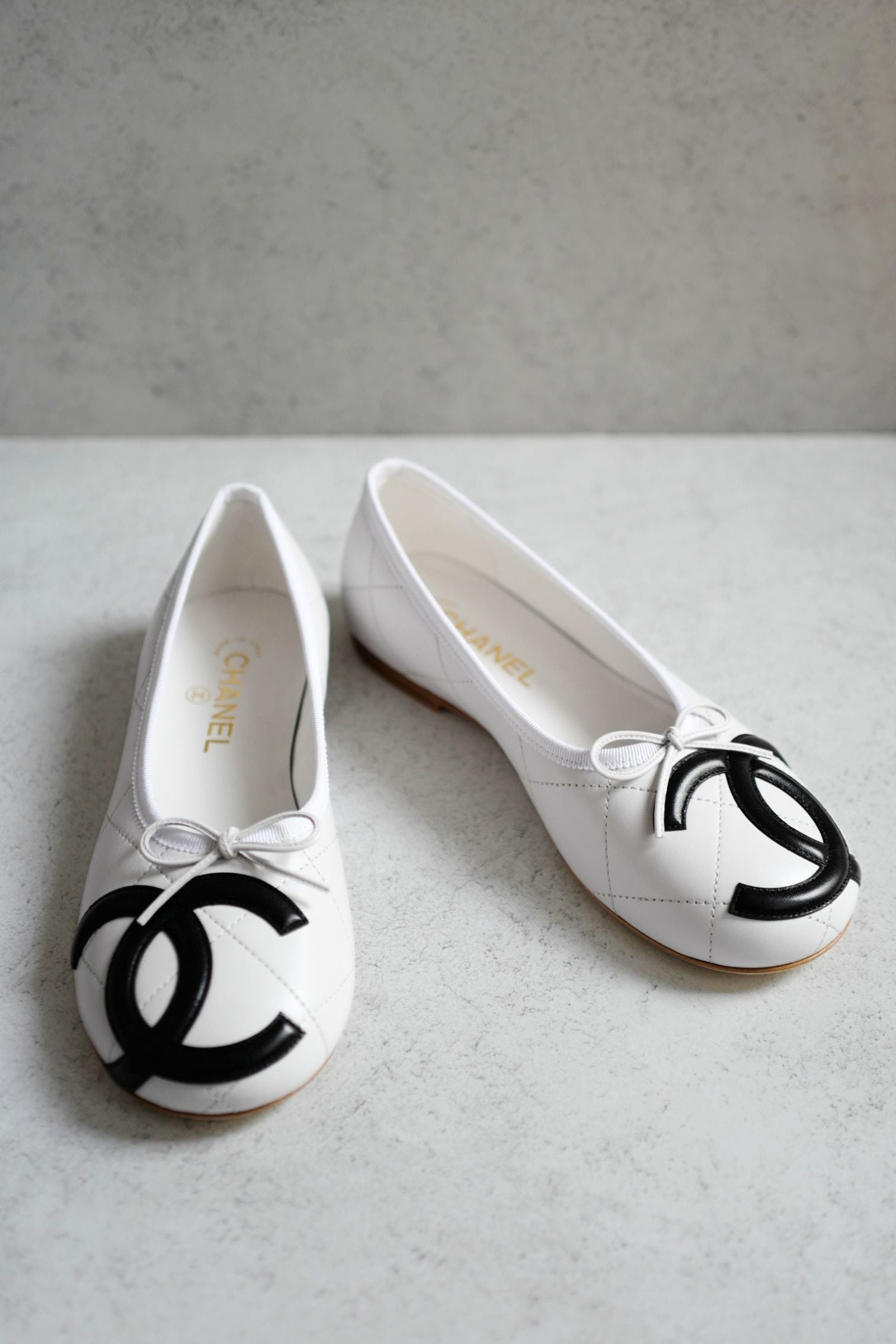 Chanel 26M Coco Beach Ballet Flats White Black Lambskin Size 39