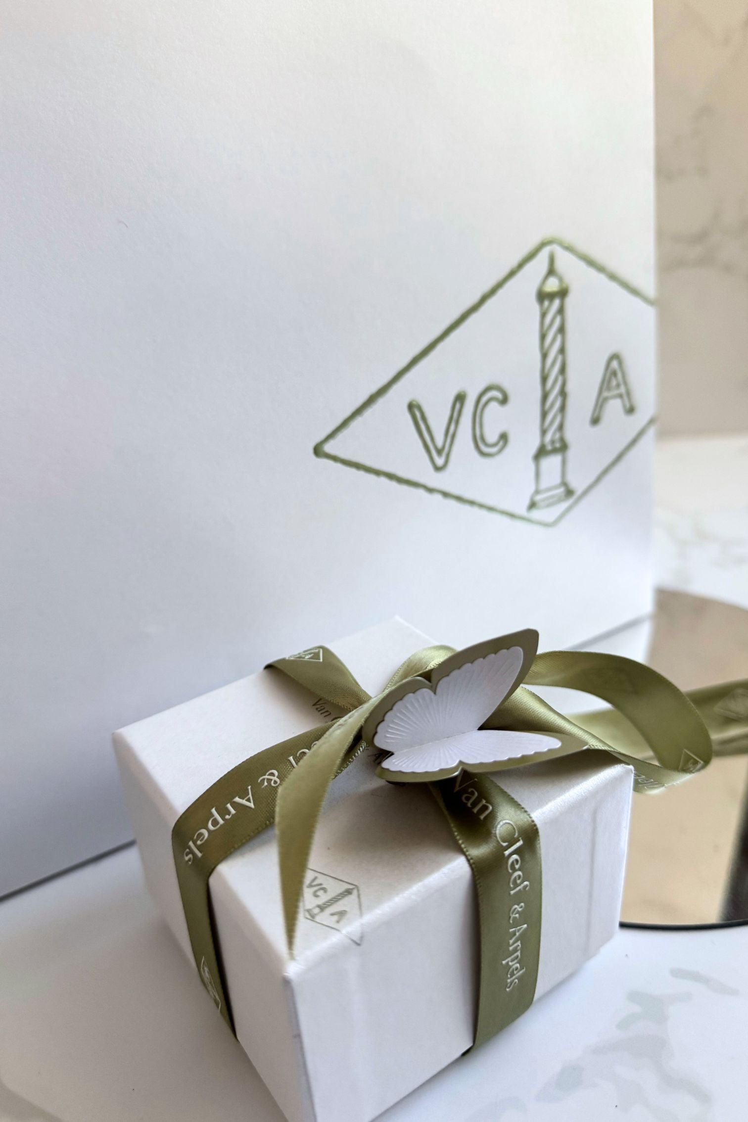 BNIB Van Cleef & Arpels Alhambra Malachite Pendant Necklace in 18K Yellow Gold