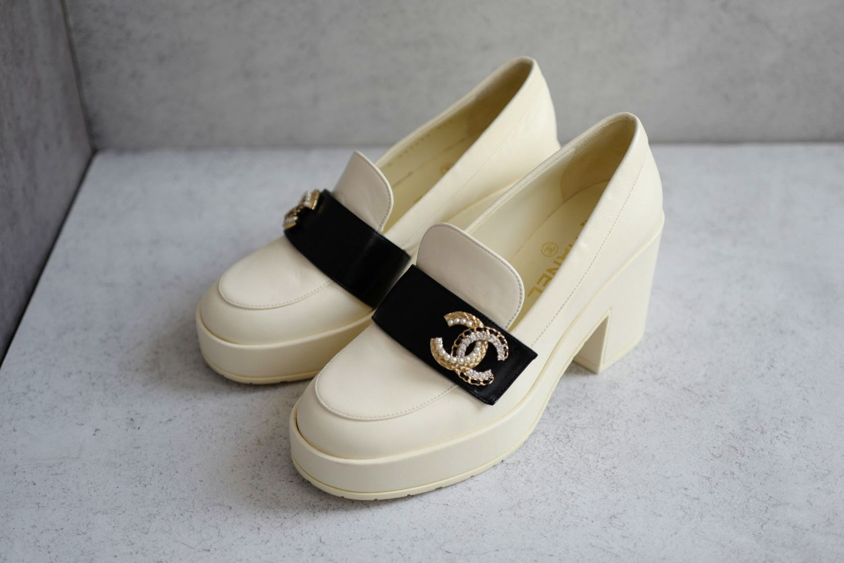 BNIB CHANEL 23C Ivory/Black Crystal CC Logo Moccasin Loafers 37.5