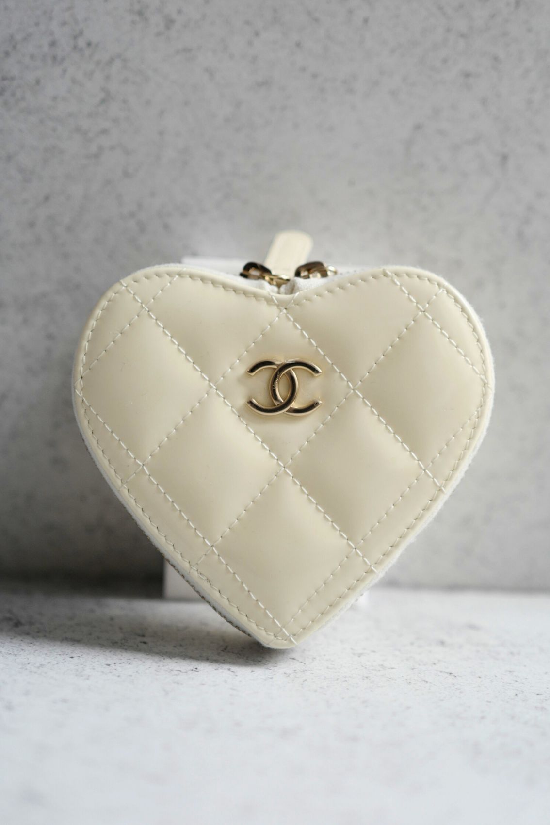 CHANEL 23P Patent Calfskin Quilted CC Heart Clutch With Gold Hardware BNIB Limited Edition