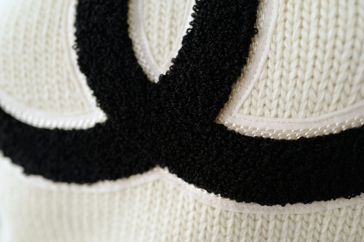 NEW Chanel 26N Pullover Sweater Wool & Cashmere Ecru Black CC Logo Size 36