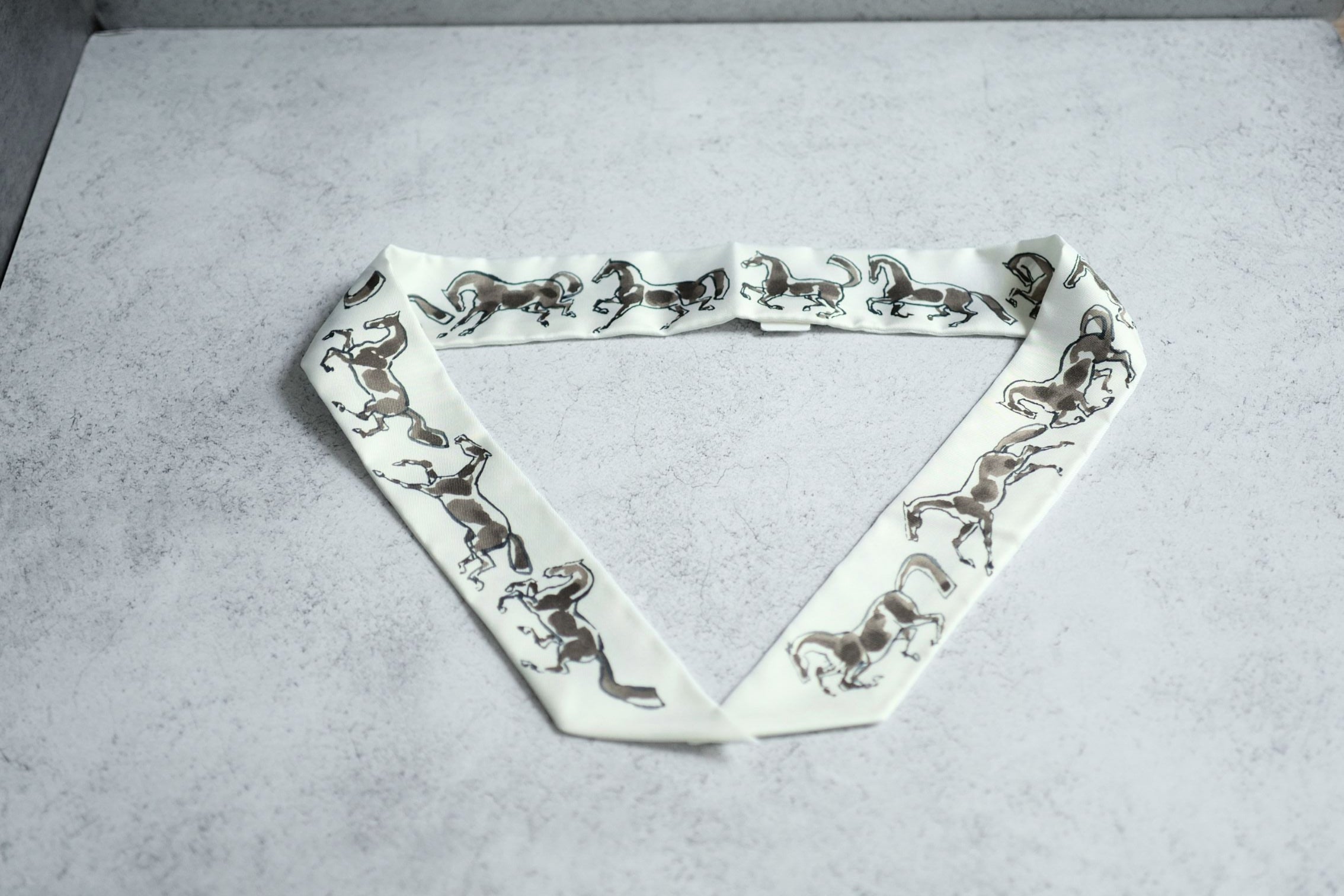 Hermès Chevaux en Liberte Twilly Blanc / Vert de Gris / Bronze 100% Silk