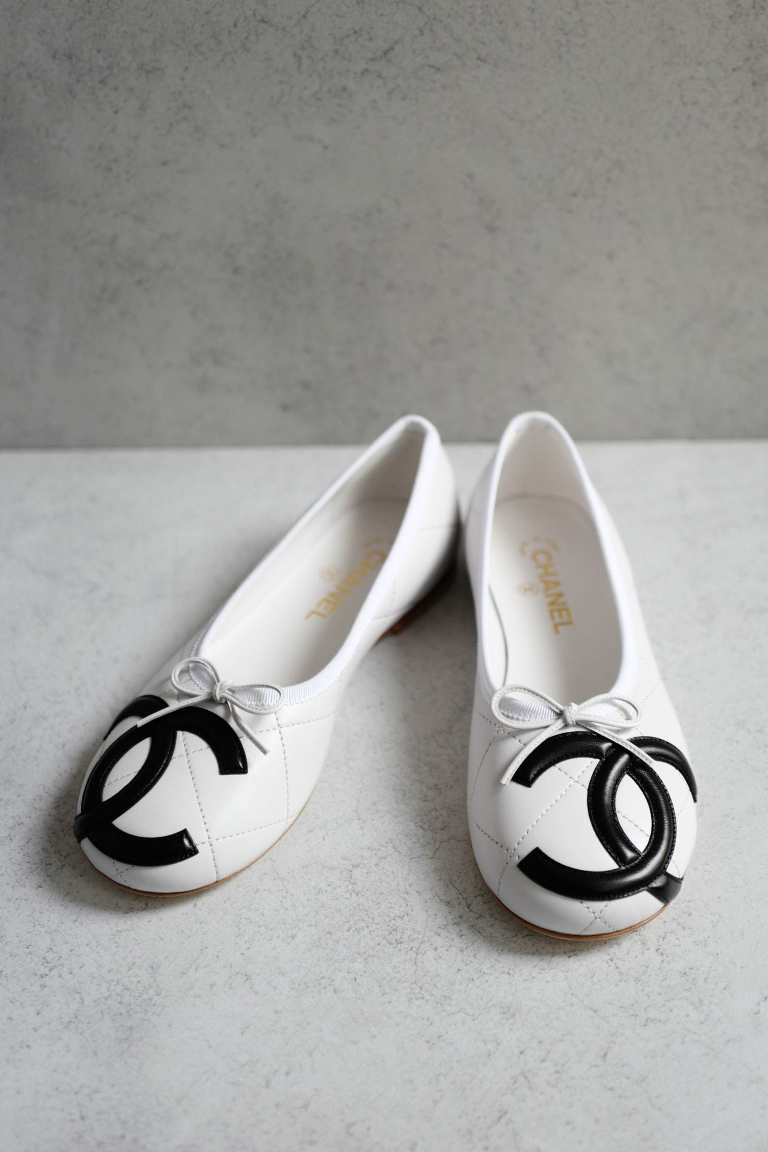 Chanel 26M Coco Beach Ballet Flats White Black Lambskin Size 39