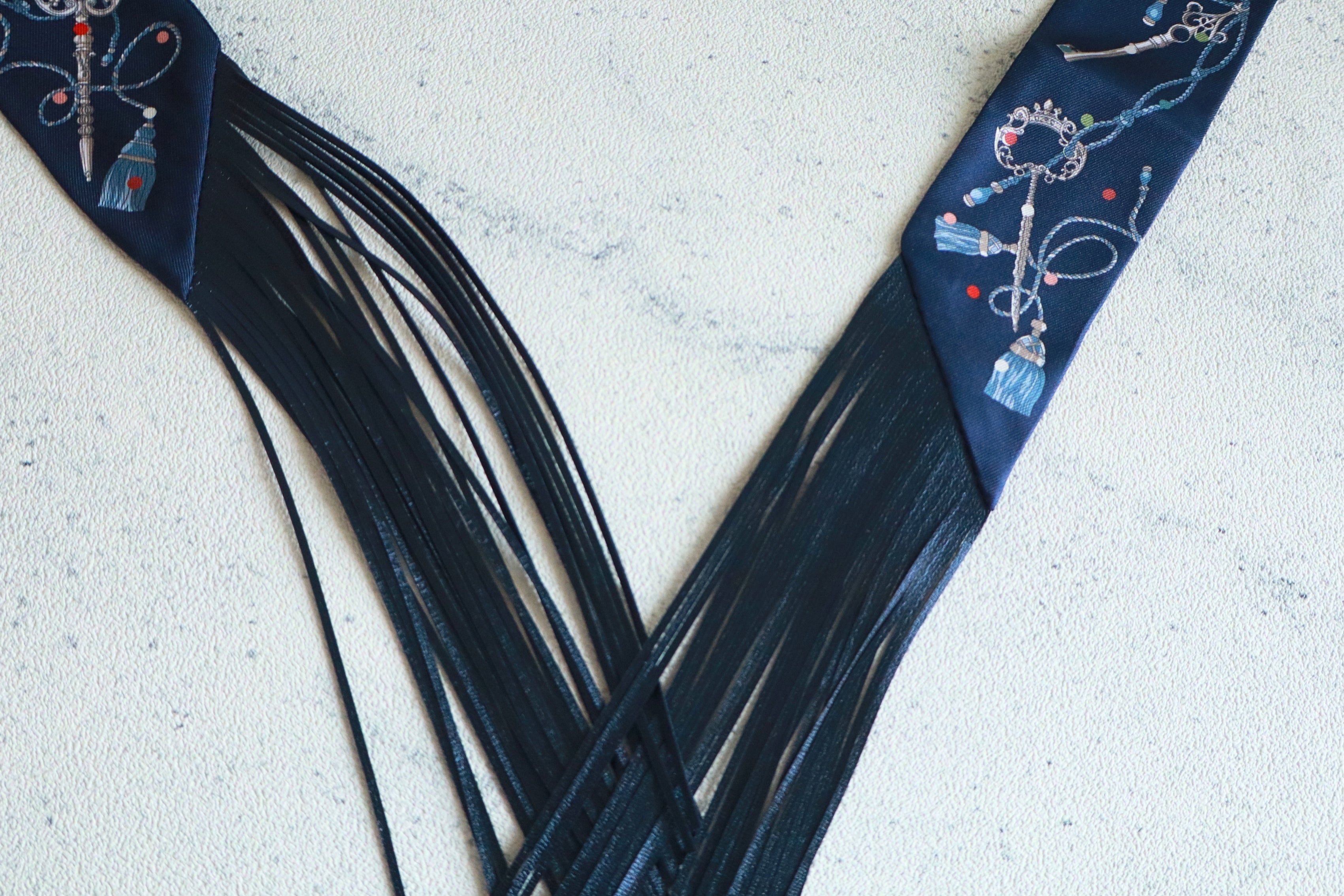 Hermes Twilly Les Cles a Pois Leather Fringes Bleu Marine/Gris Argent/Multicolor