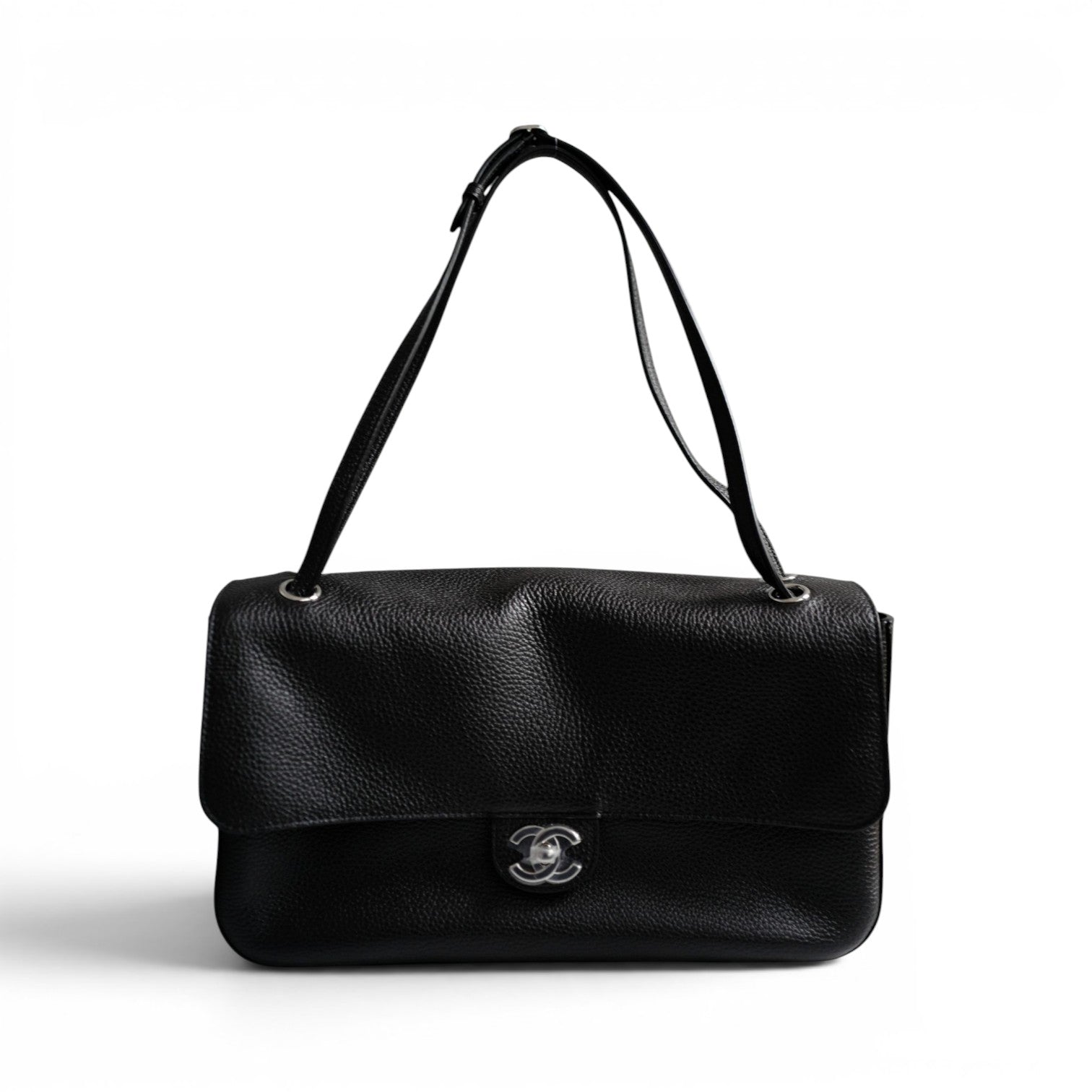 CHANEL ブラックファブリックバッグ Chanel 26s Maxi Flapbag Black Grained Calfskin & Silver Metal 