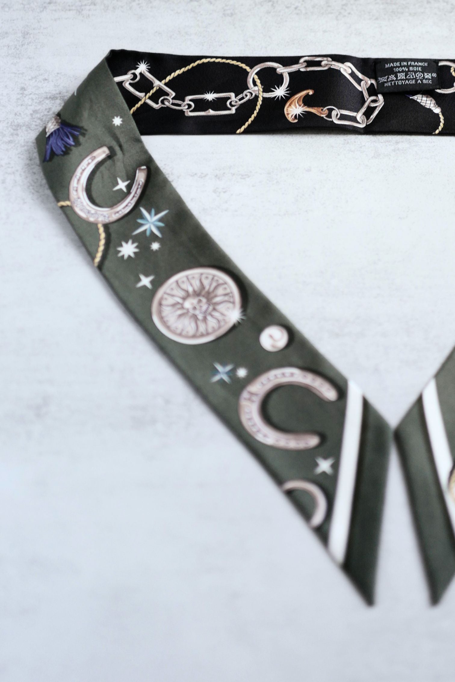 Hermès C’est La Fête Twilly Kaki Foncé/Blanc/Noir Silk Twilly Ribbon