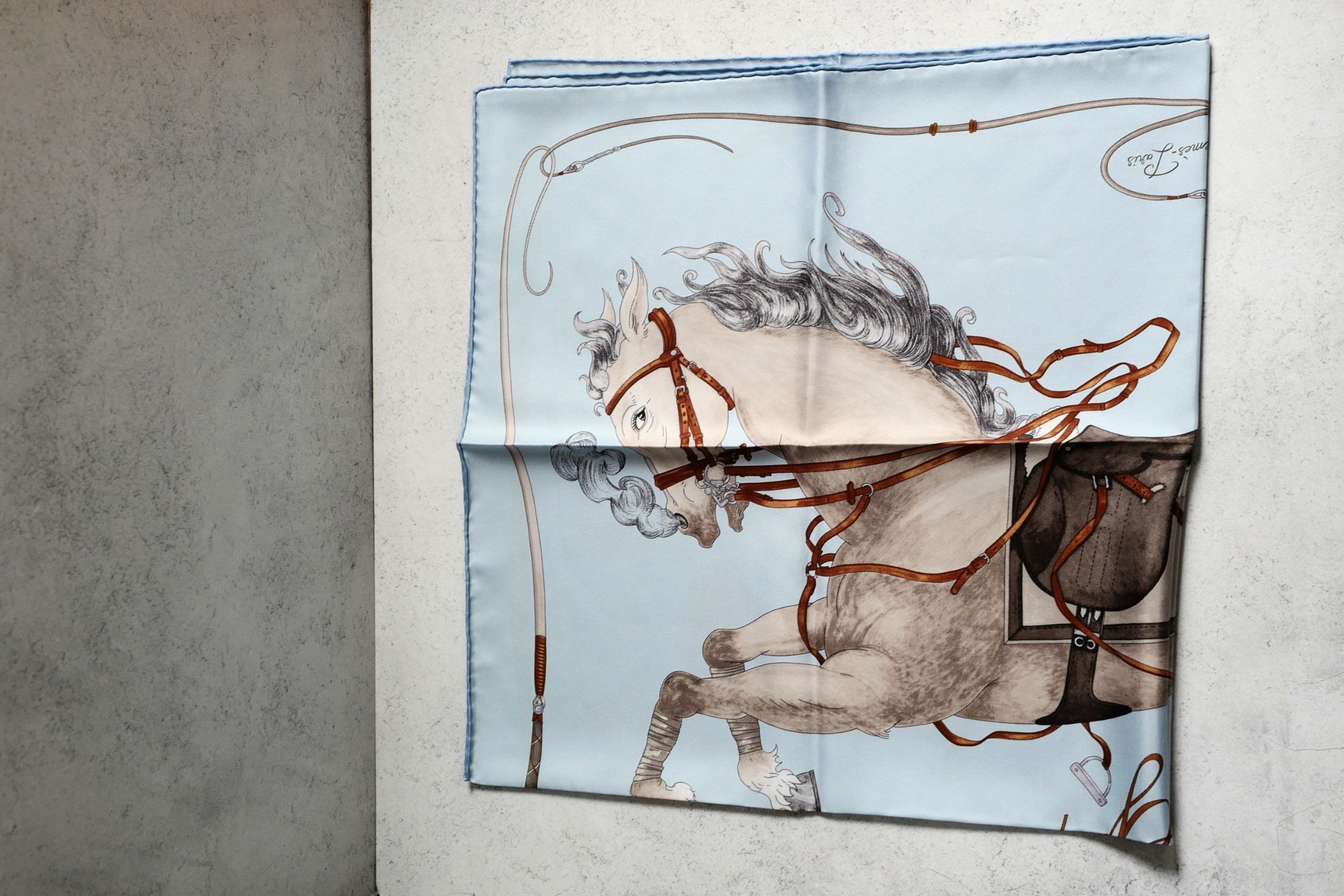 Hermès Grand Galop Scarf 90 Bleu Ciel / Gris / Cuir 100% Silk