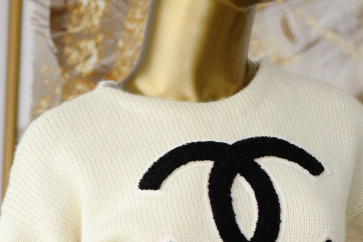 NEW Chanel 26N Pullover Sweater Wool & Cashmere Ecru Black CC Logo Size 36