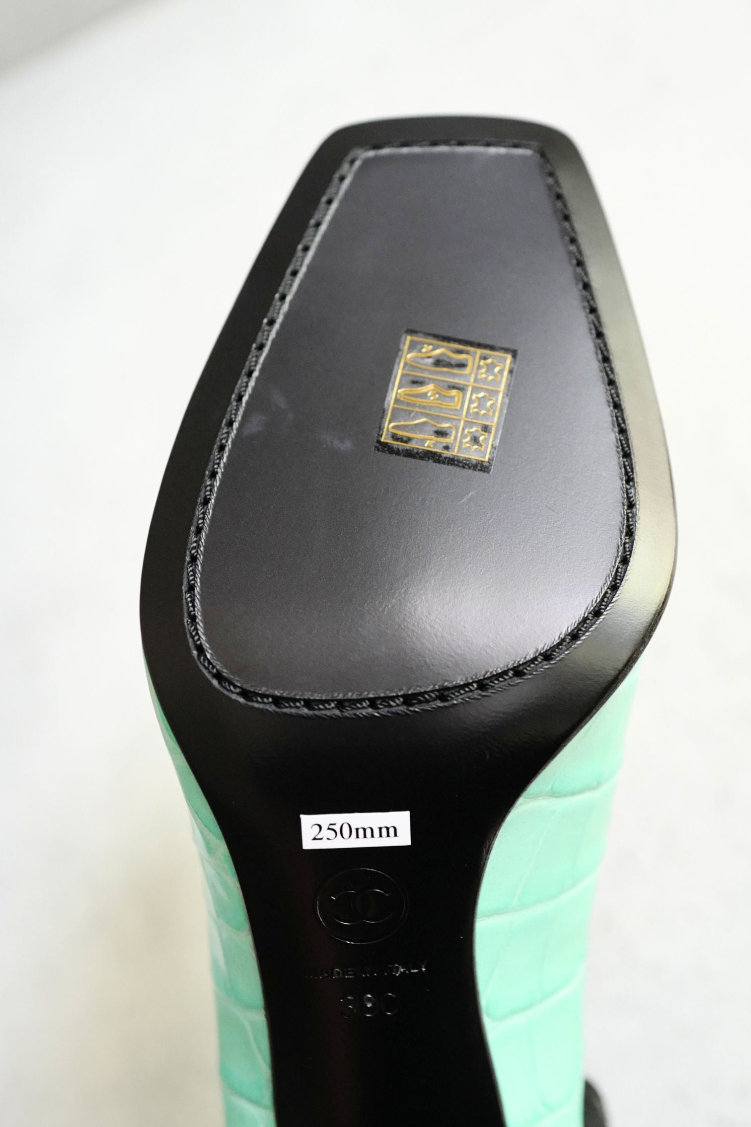 Chanel 26S Pumps Matthieu Blazy's Black/Green Crocodile Embossed Size 38