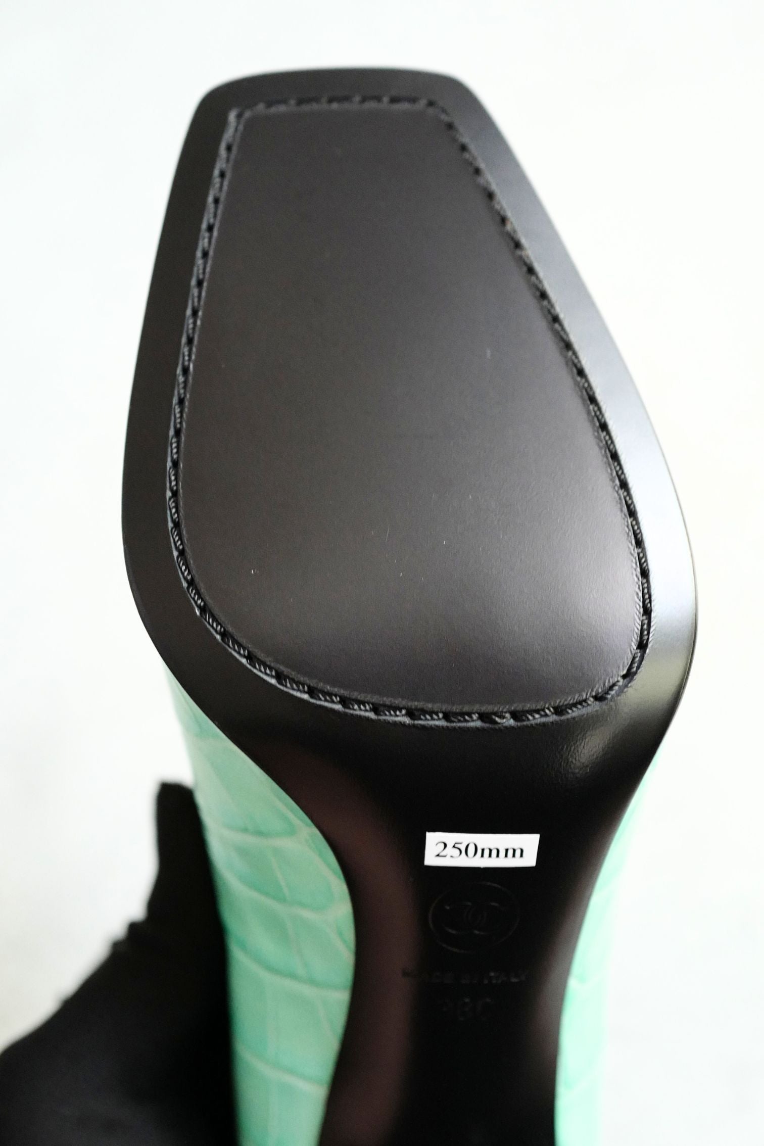 Chanel 26S Pumps Matthieu Blazy's Black/Green Crocodile Embossed Size 38