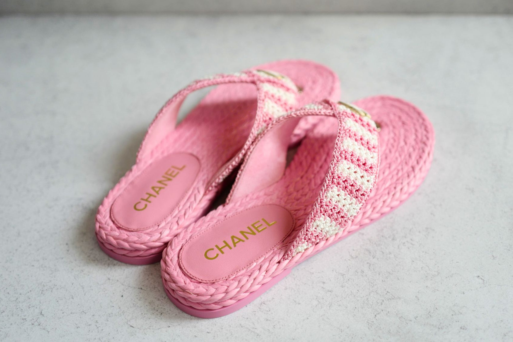 BNIB Chanel 24M Coco Neige beach Collection Pink Crochet Thong Sandal 38 NEW