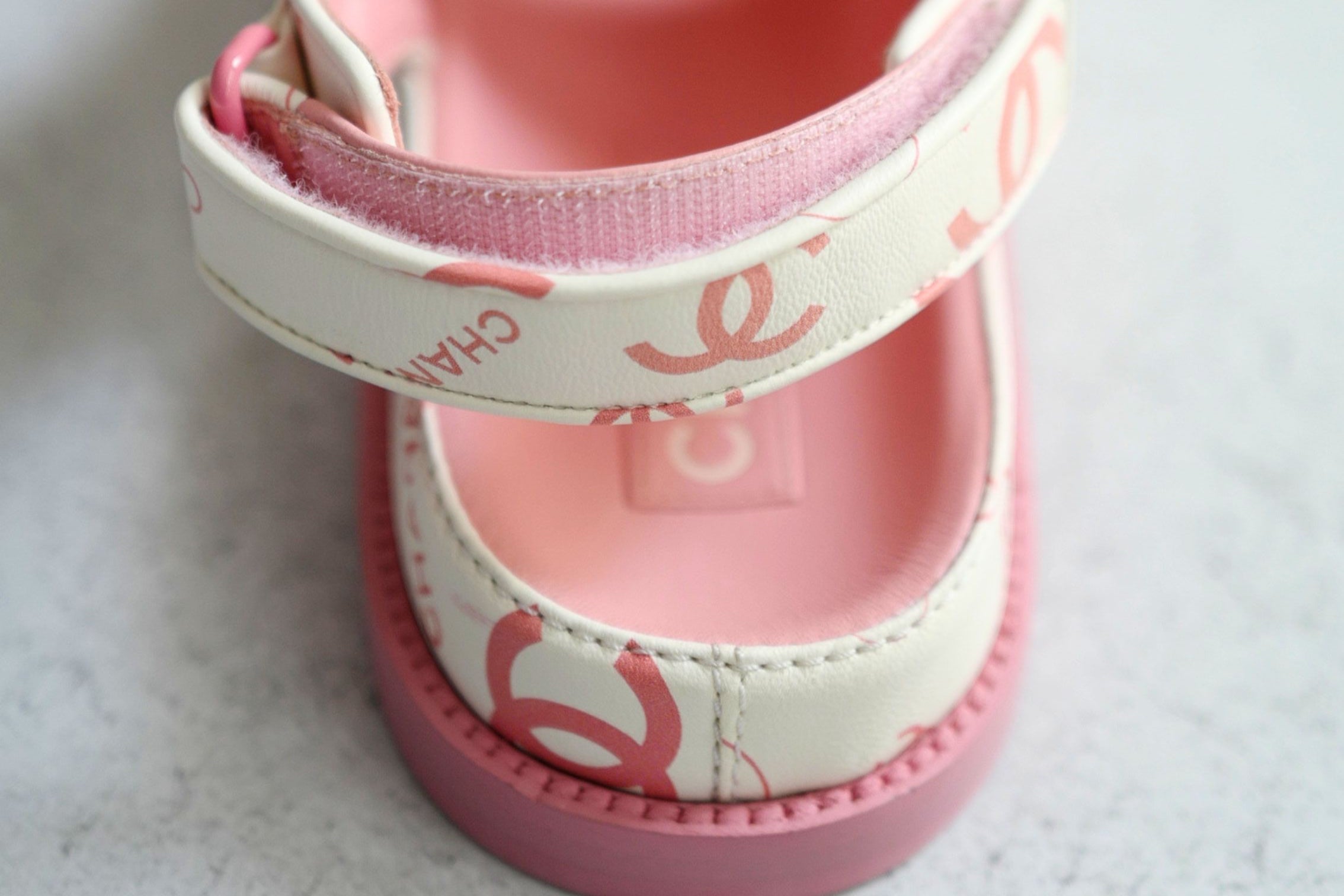 BNIB Chanel Dad Sandal 23A Monogram CC Logo In White/Pink Pink CC Logo