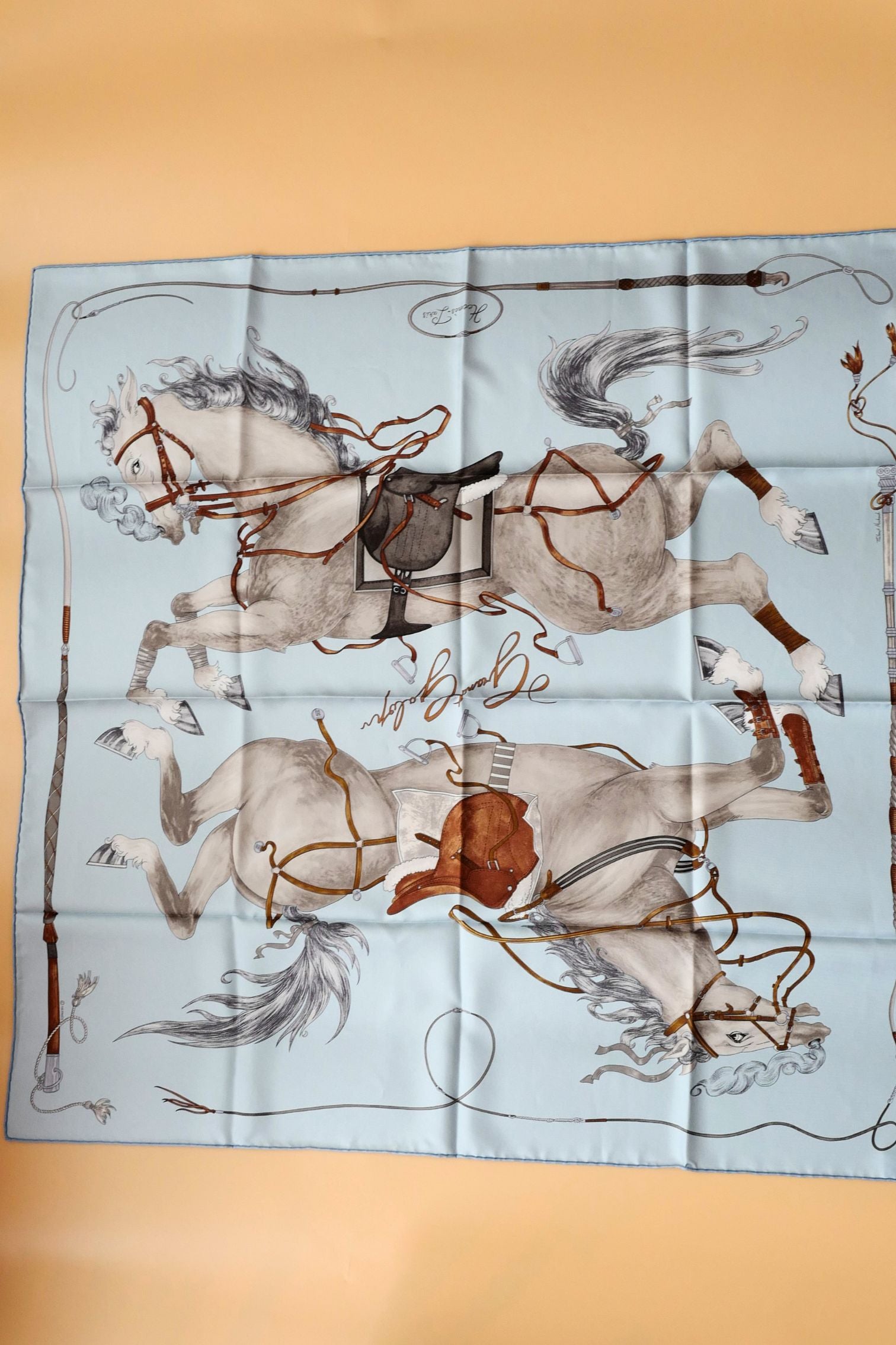 Hermès Grand Galop Scarf 90 Bleu Ciel / Gris / Cuir 100% Silk