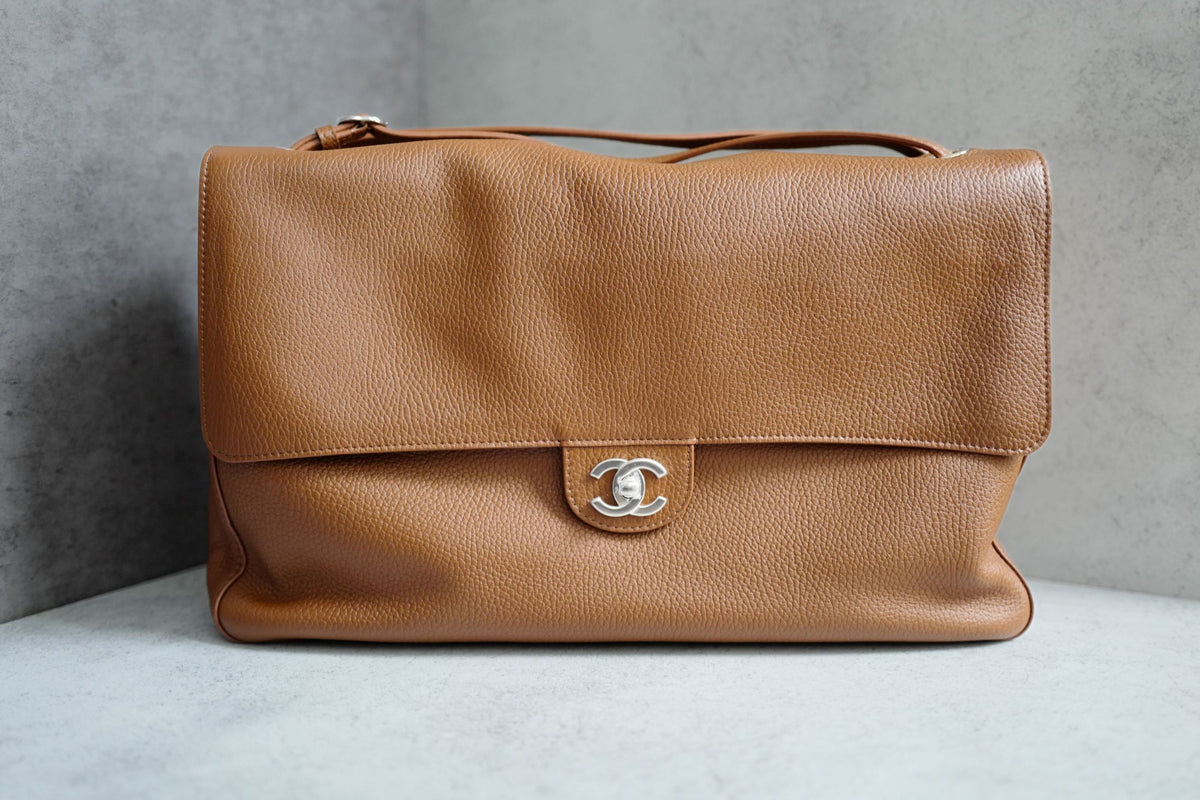 Chanel 26A Matthieu Blazy Maxi 38 Flapbag Camel Grained Calfskin Silver HW