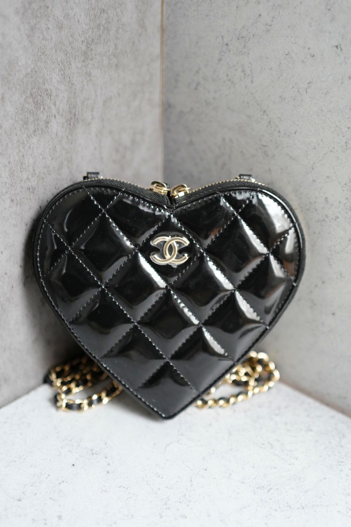 CHANEL 23P Patent Calfskin Quilted CC Heart Clutch With Gold Hardware BNIB Limited Edition