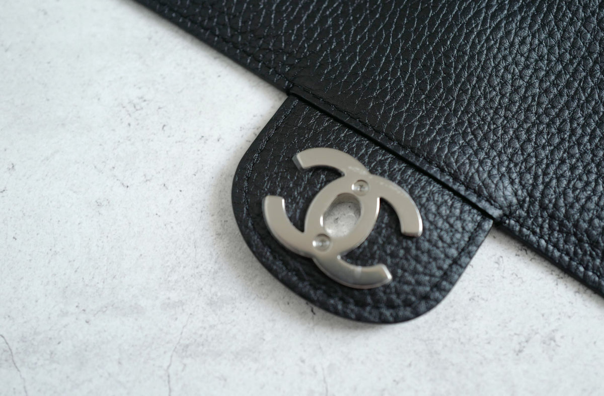 NEW Chanel 26S Maxi 38 Flapbag Black Grained Calfskin Silver Hardware