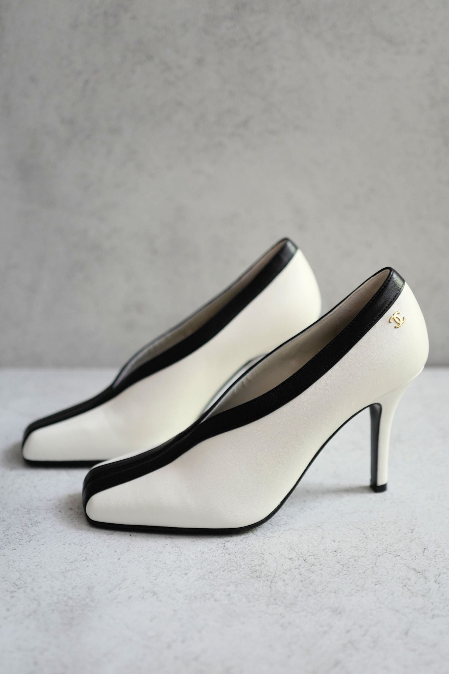 Chanel 26S Pumps Matthieu Blazy's White Lambskin Size 36.5c