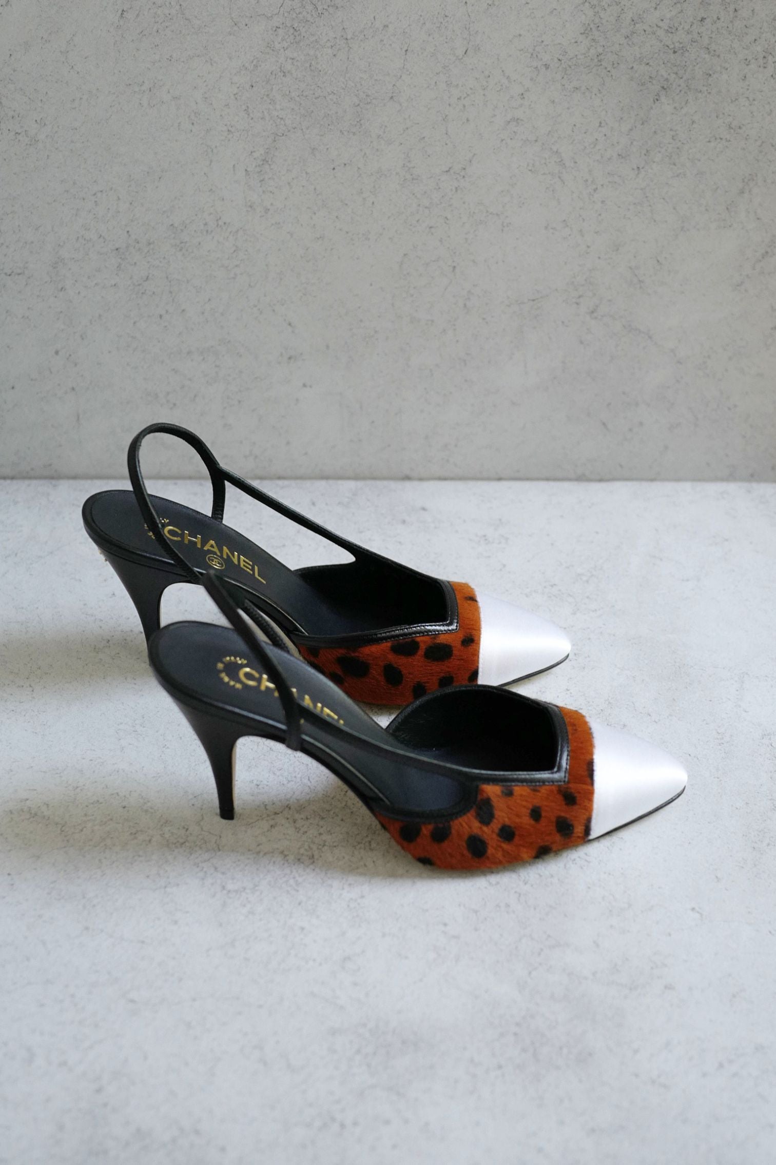 Chanel 26A Métiers d’Art Slingback Heels Brown/Black/White Leopard size 37.5