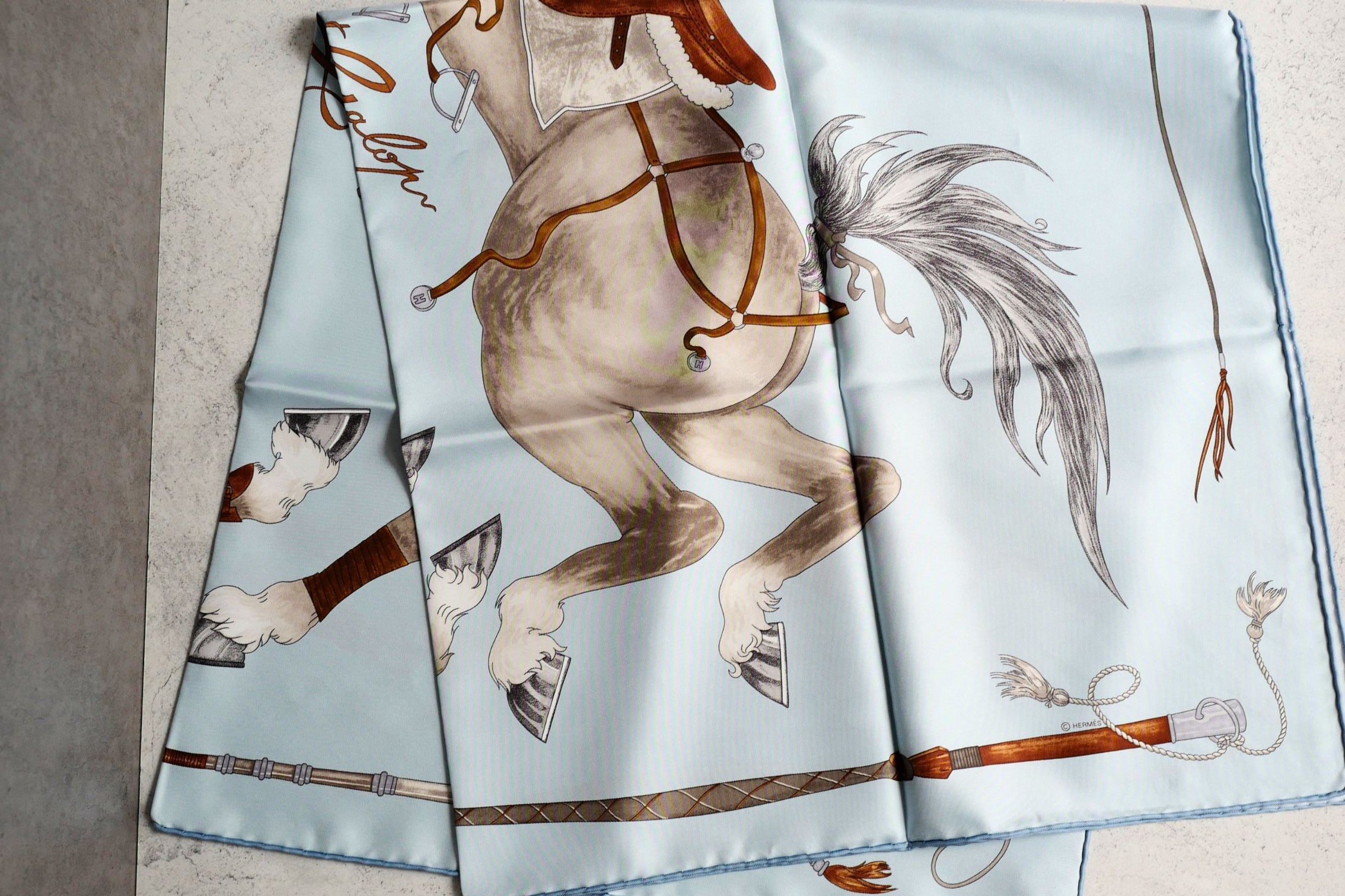 Hermès Grand Galop Scarf 90 Bleu Ciel / Gris / Cuir 100% Silk