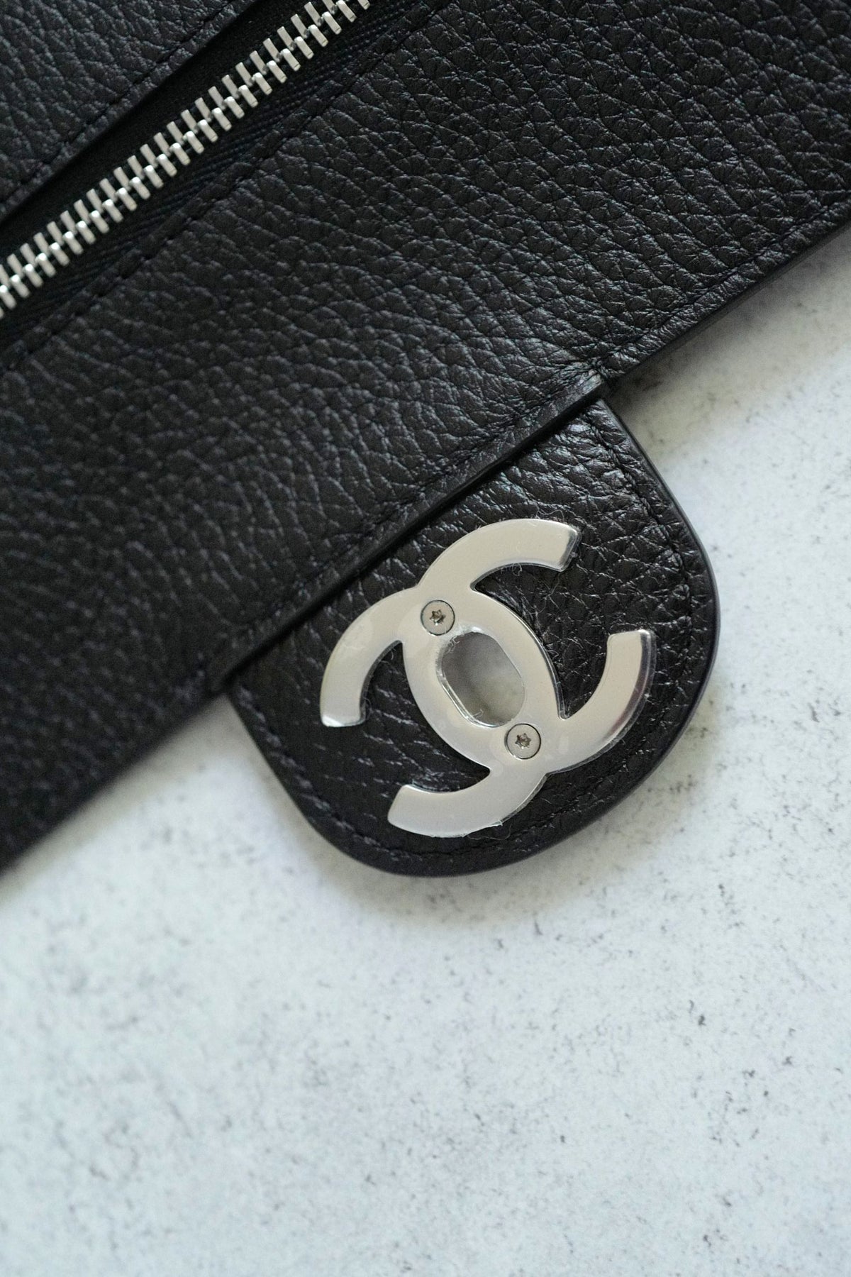 NEW Chanel 26S Maxi 32 Flapbag Black Grained Calfskin Silver Hardware