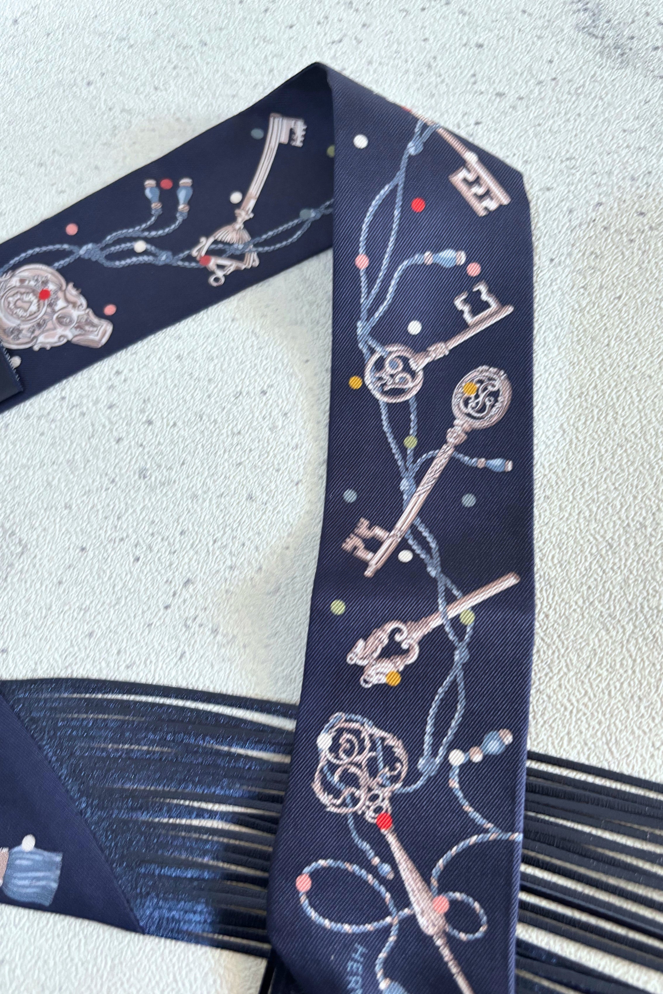 Hermes Twilly Les Cles a Pois Leather Fringes Bleu Marine/Gris Argent/Multicolor