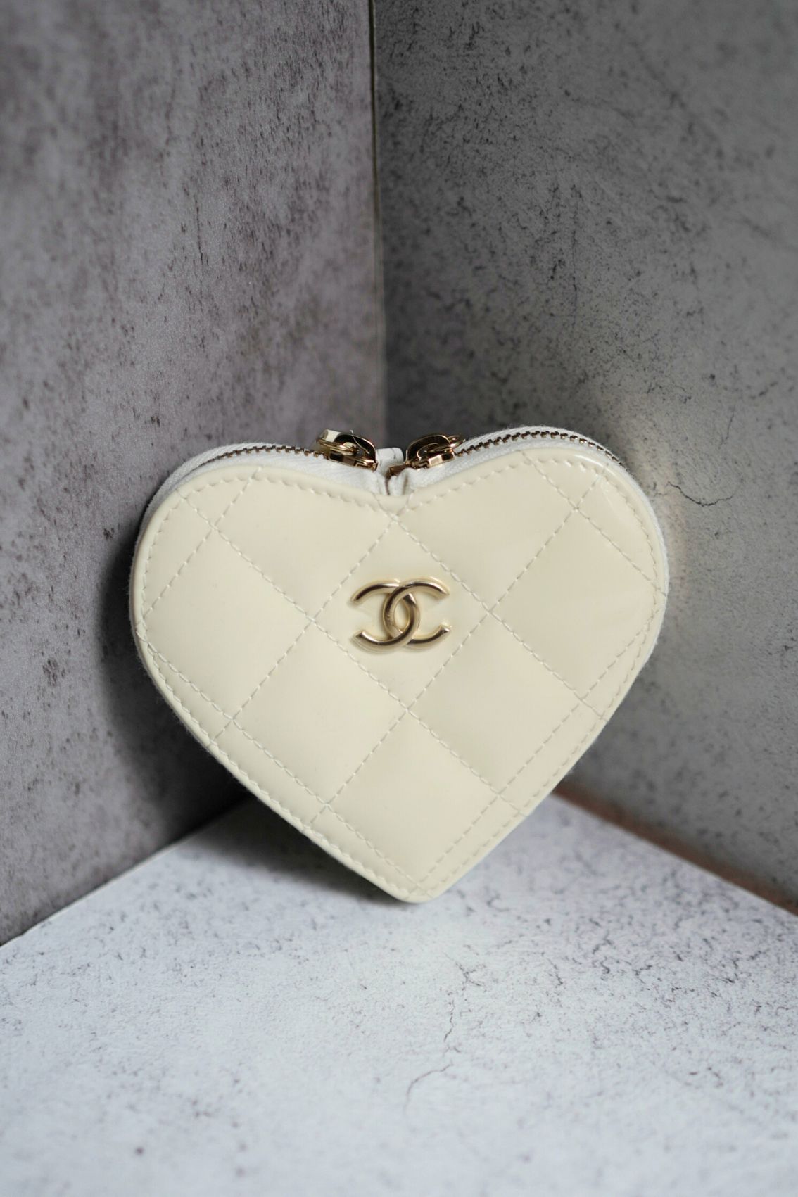 CHANEL 23P Patent Calfskin Quilted CC Heart Clutch With Gold Hardware BNIB Limited Edition