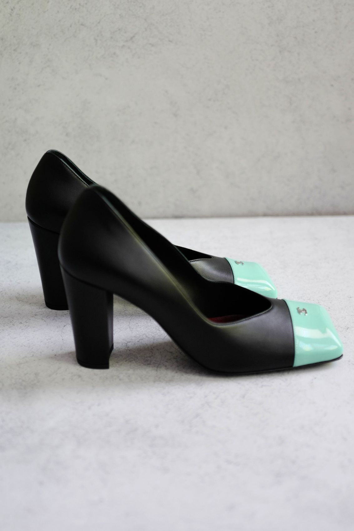 Chanel 26S Pumps Matthieu Blazy's Black/Green Lambskin Patent Calfskin Size 38c