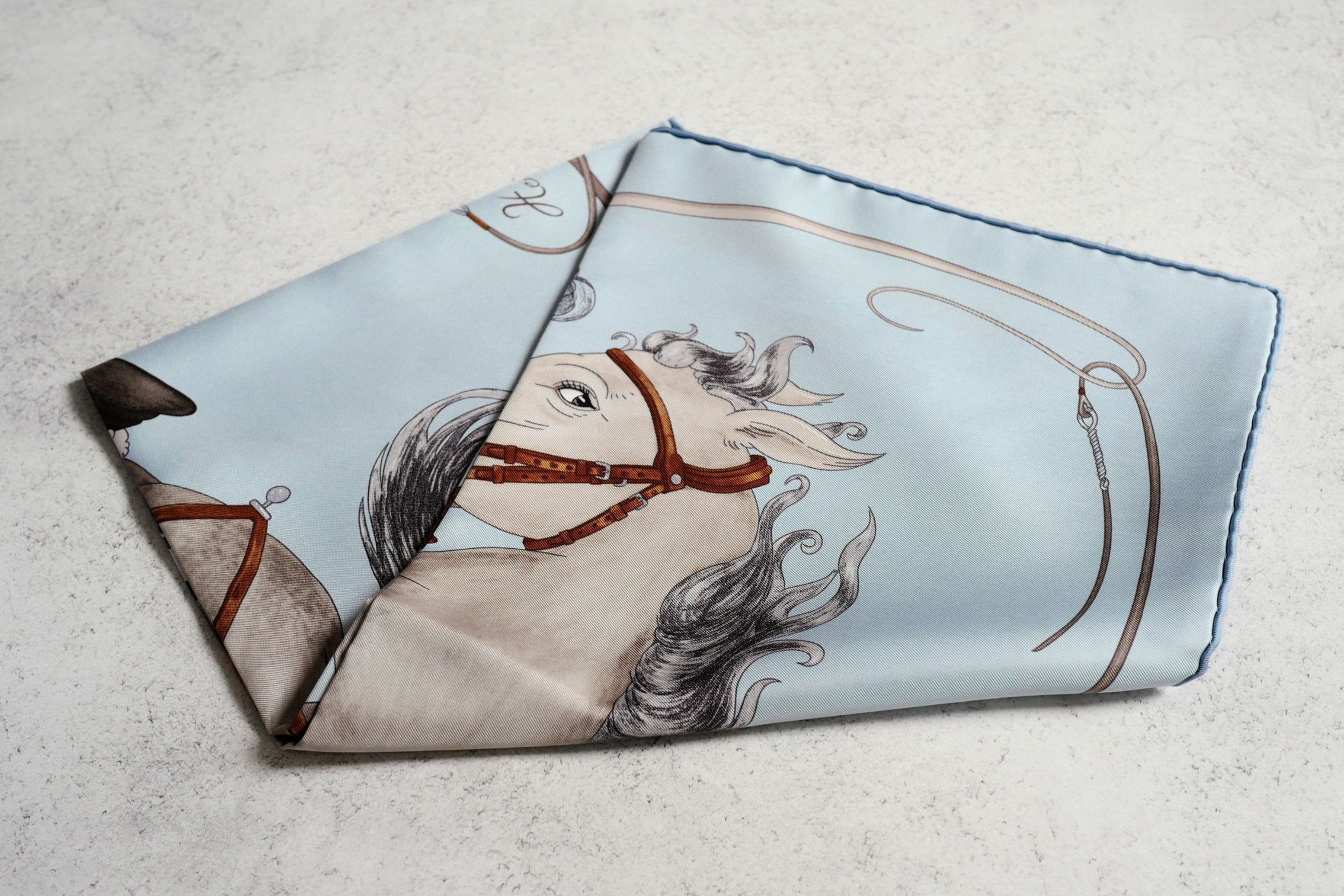 Hermès Grand Galop Scarf 90 Bleu Ciel / Gris / Cuir 100% Silk
