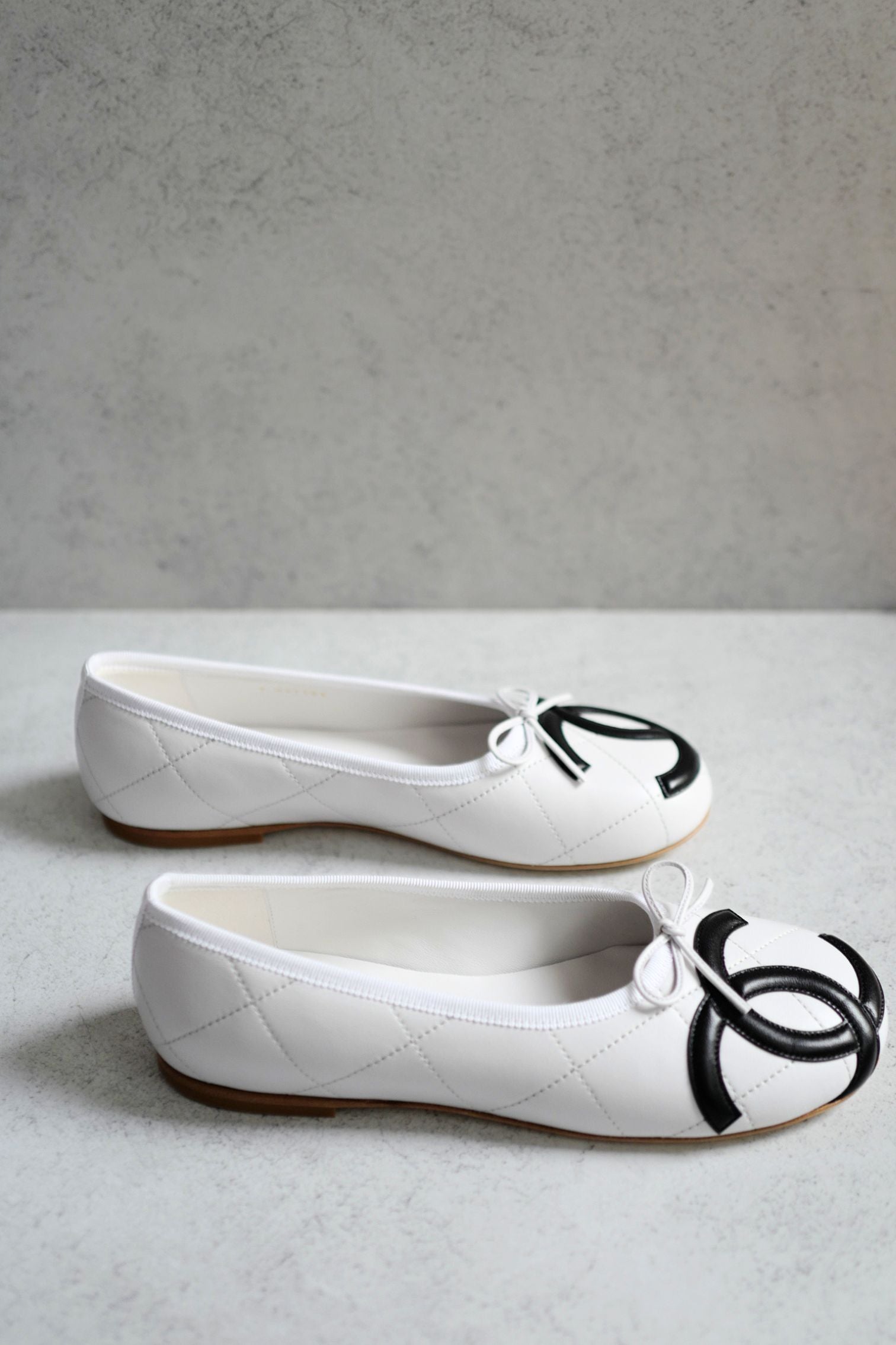 Chanel 26M Coco Beach Ballet Flats White Black Lambskin Size 39