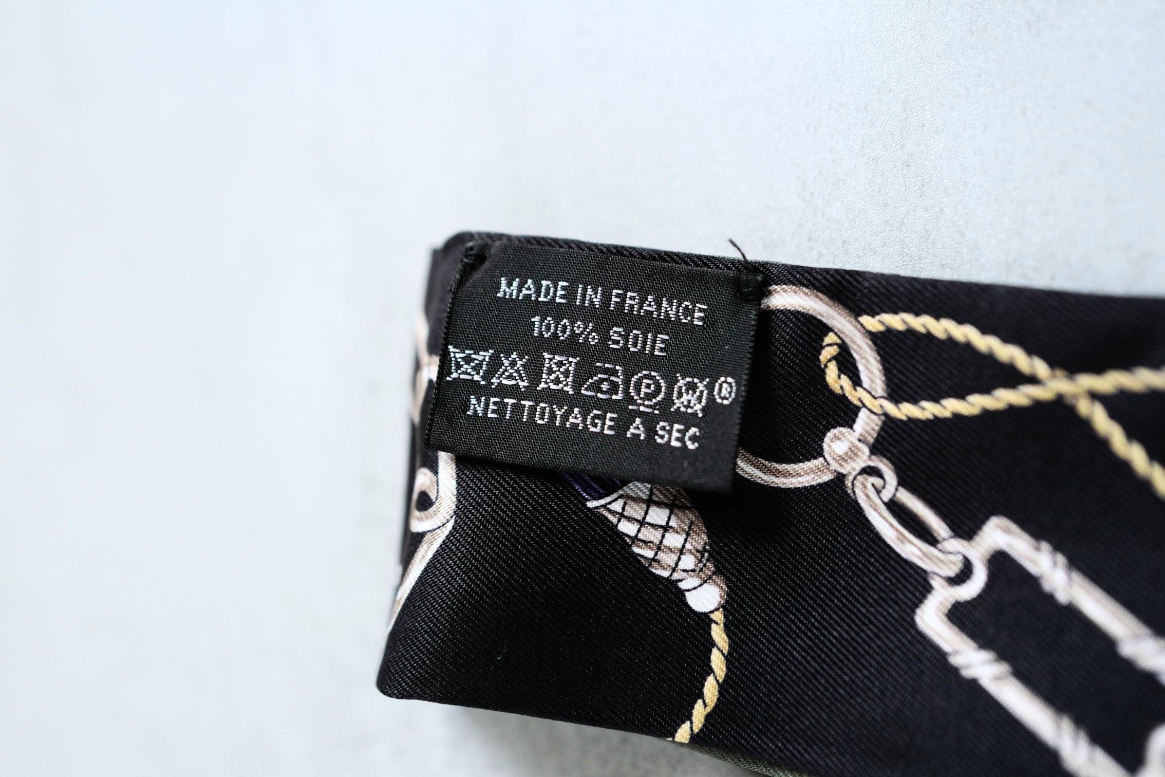 Hermès C’est La Fête Twilly Kaki Foncé/Blanc/Noir – Silk Twilly Ribbon