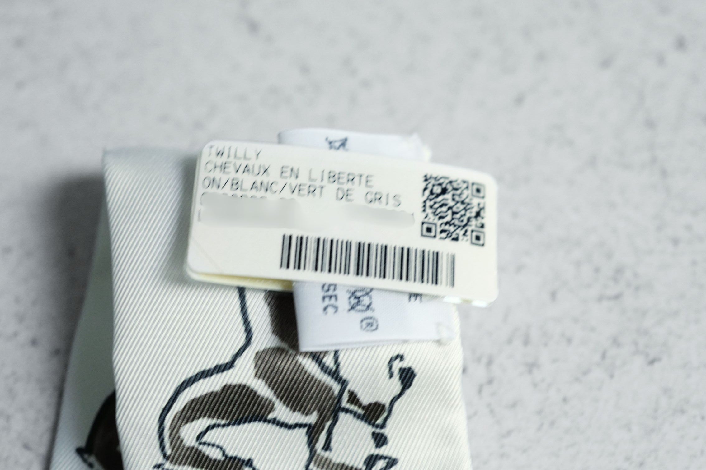 Hermès Chevaux en Liberte Twilly Blanc / Vert de Gris / Bronze 100% Silk