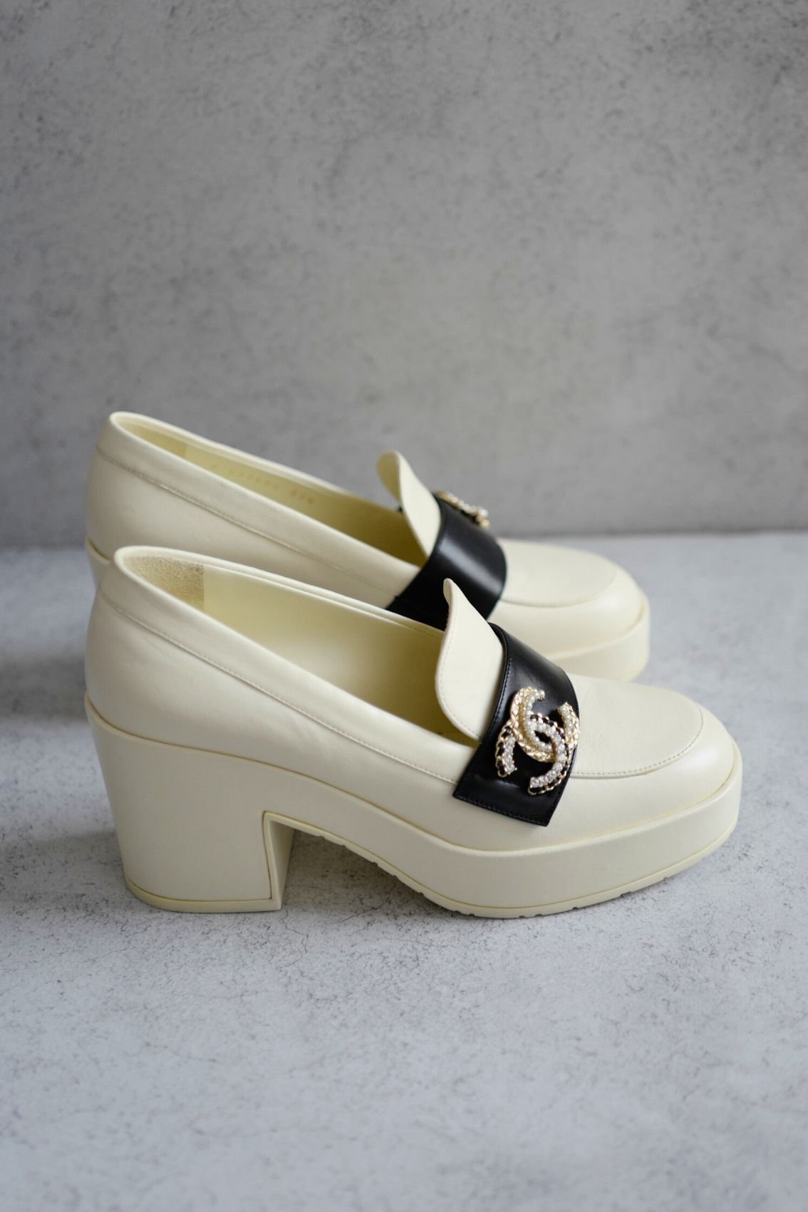 BNIB CHANEL 23C Ivory/Black Crystal CC Logo Moccasin Loafers 37.5