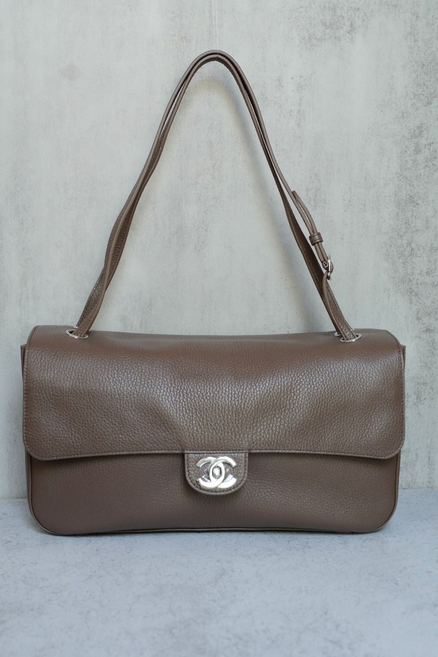 Chanel 26S Matthieu Blazy Maxi 32 Flapbag Light Brown Grained Calfskin Silver HW