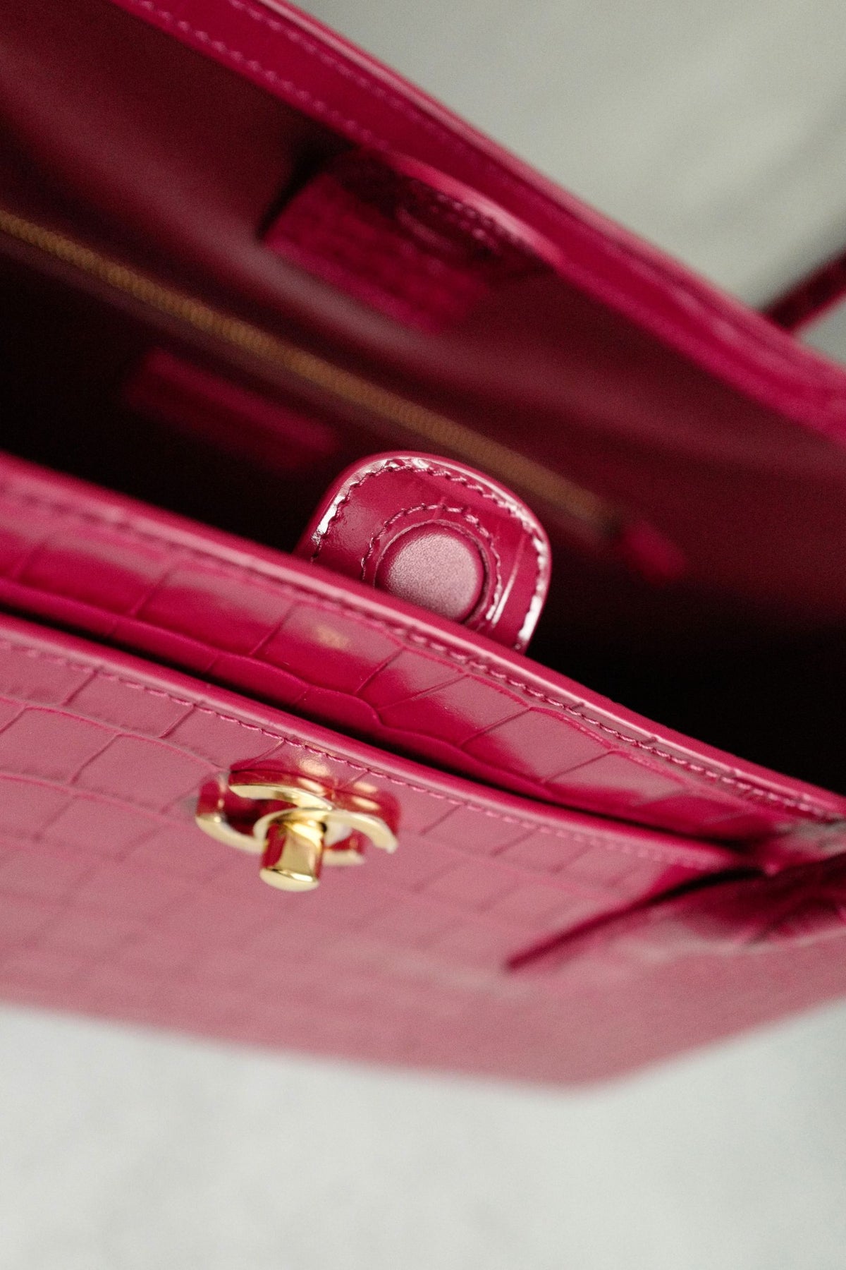 NEW Chanel 26K Matthieu Blazy's Small Tote Fuchsia Croc Embossed Calfskin GHW