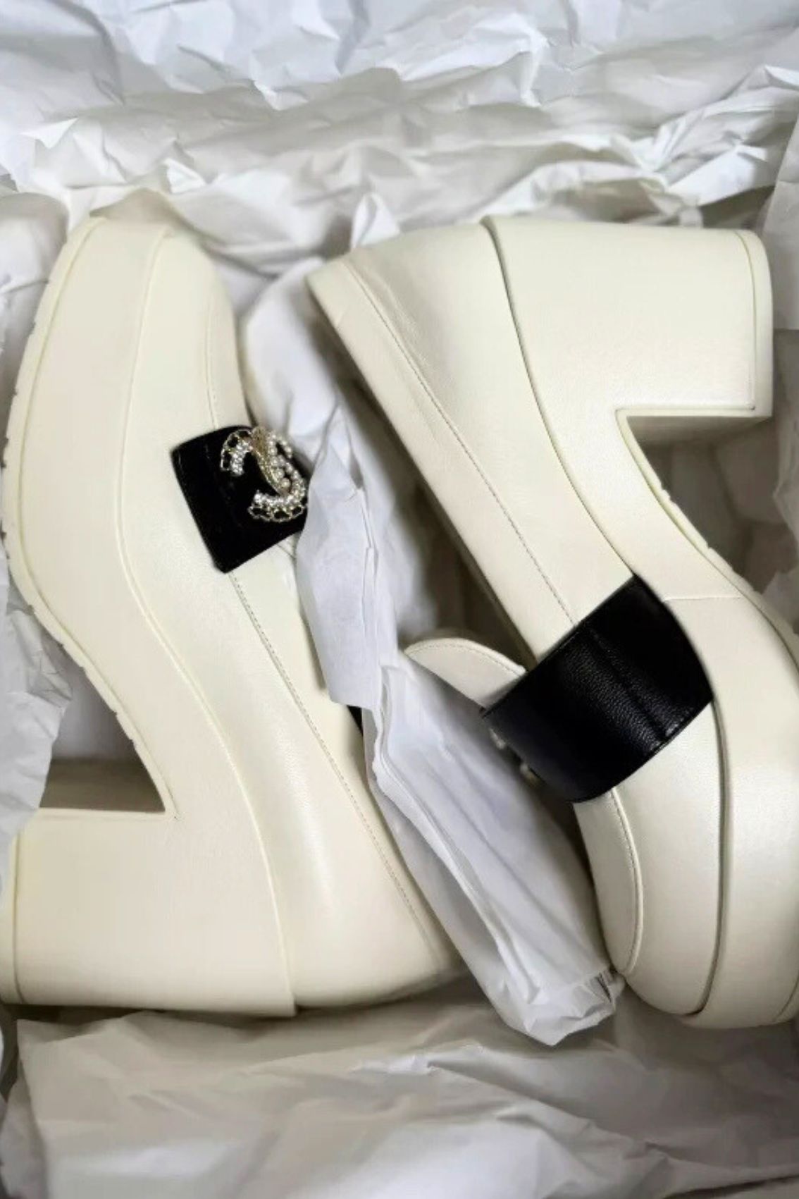 BNIB CHANEL 23C Ivory/Black Crystal CC Logo Moccasin Loafers 37.5