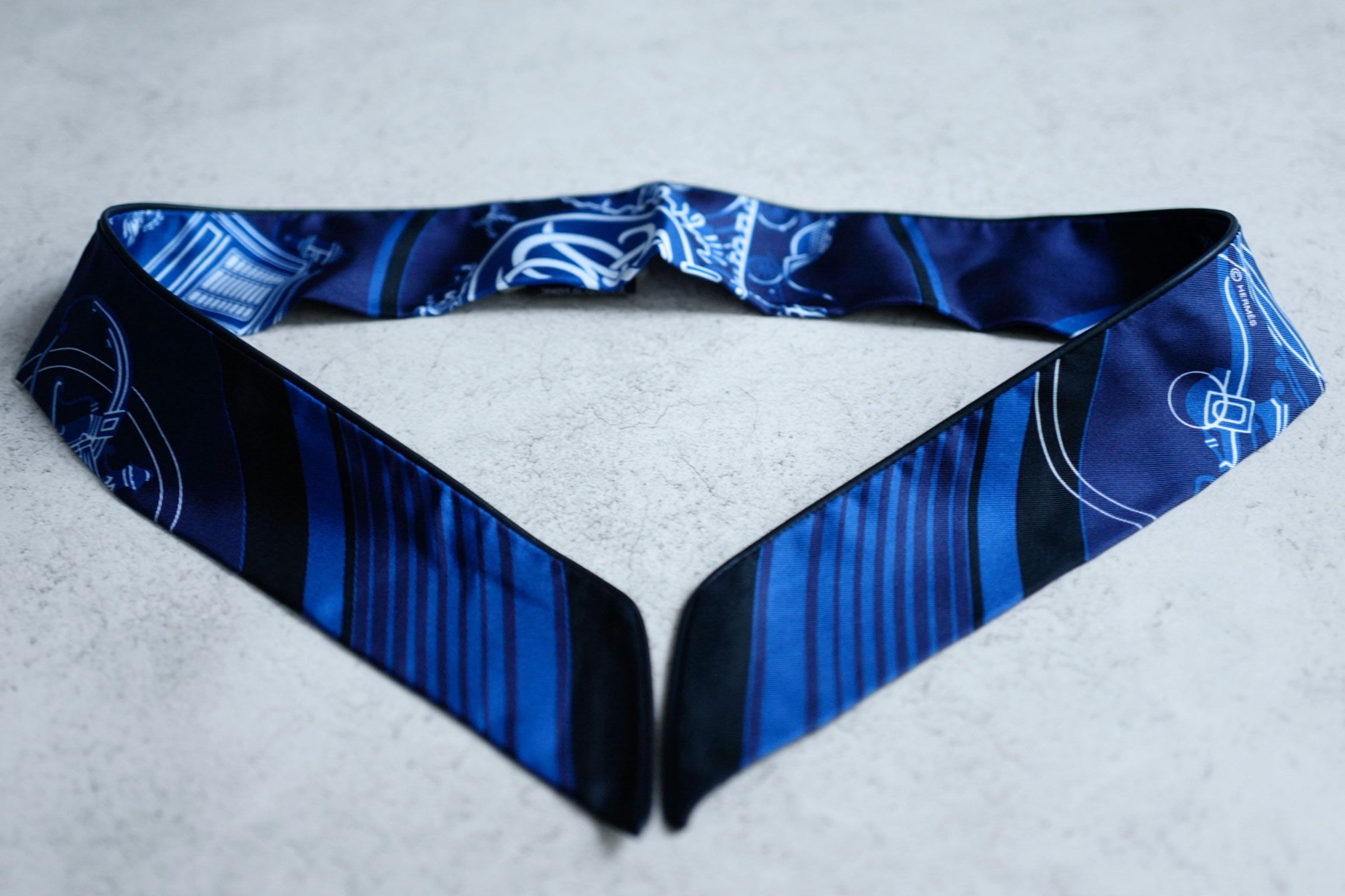 Hermès Ex-Libris Forever Twilly Noir / Marine / Blanc 100% Silk