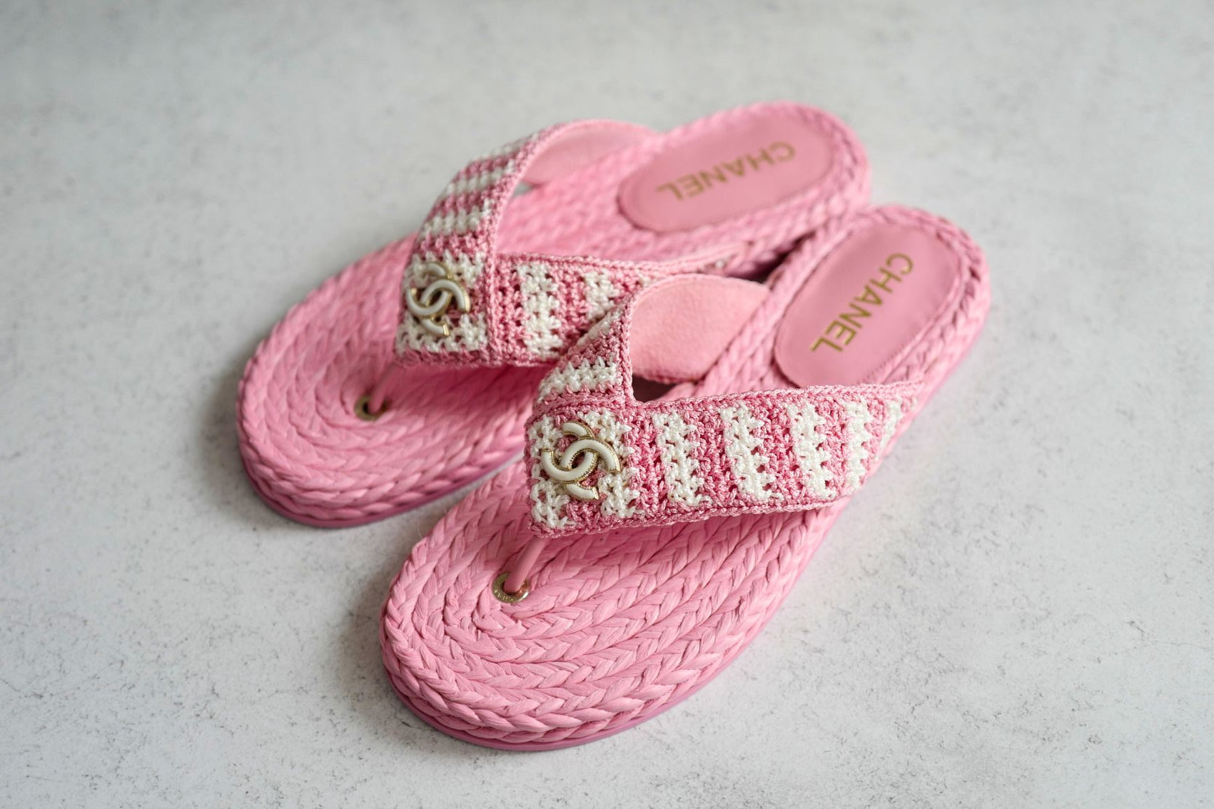 BNIB Chanel 24M Coco Neige beach Collection Pink Crochet Thong Sandal 38 NEW