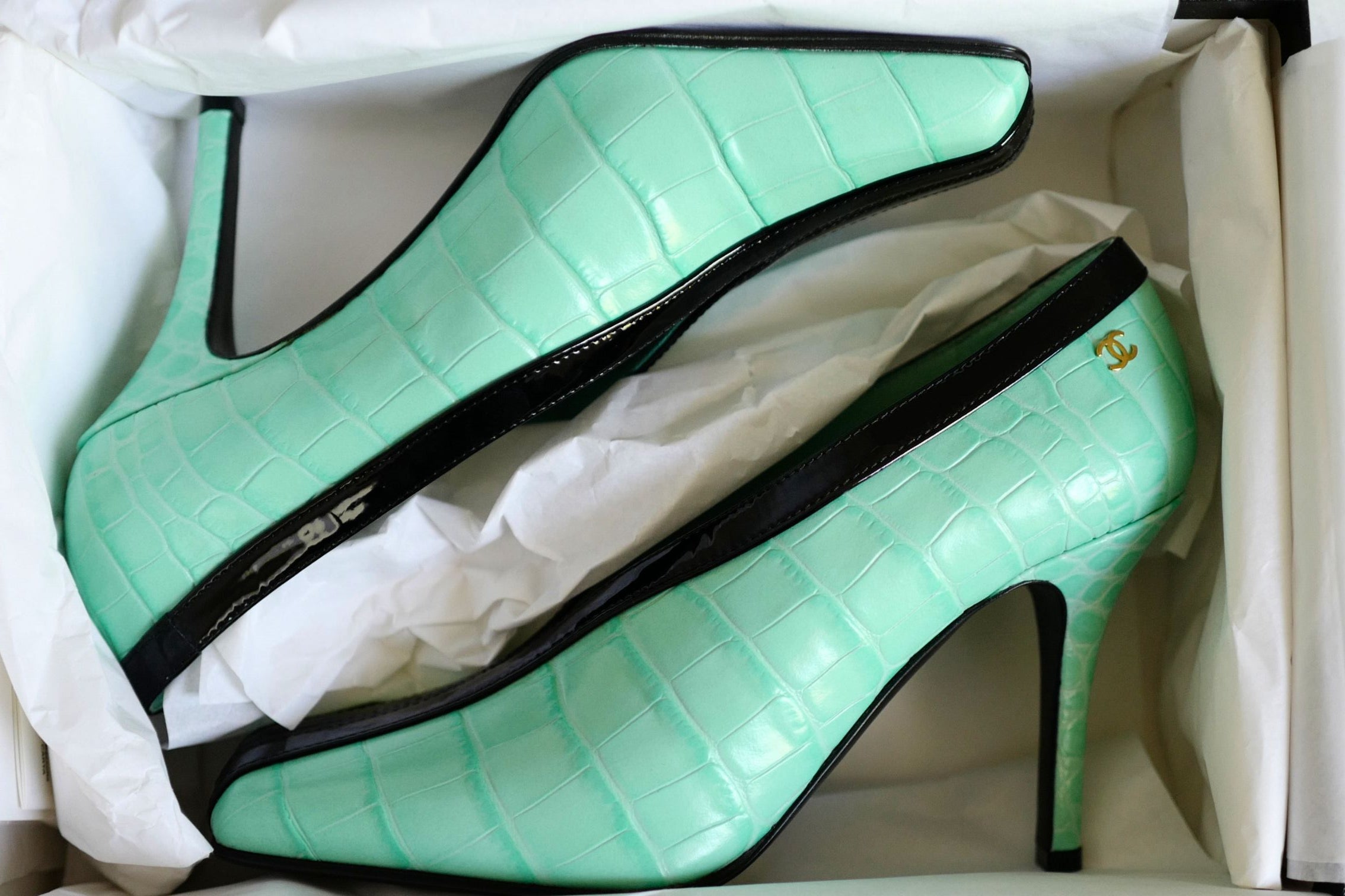 Chanel 26S Pumps Matthieu Blazy's Black/Green Crocodile Embossed Size 38