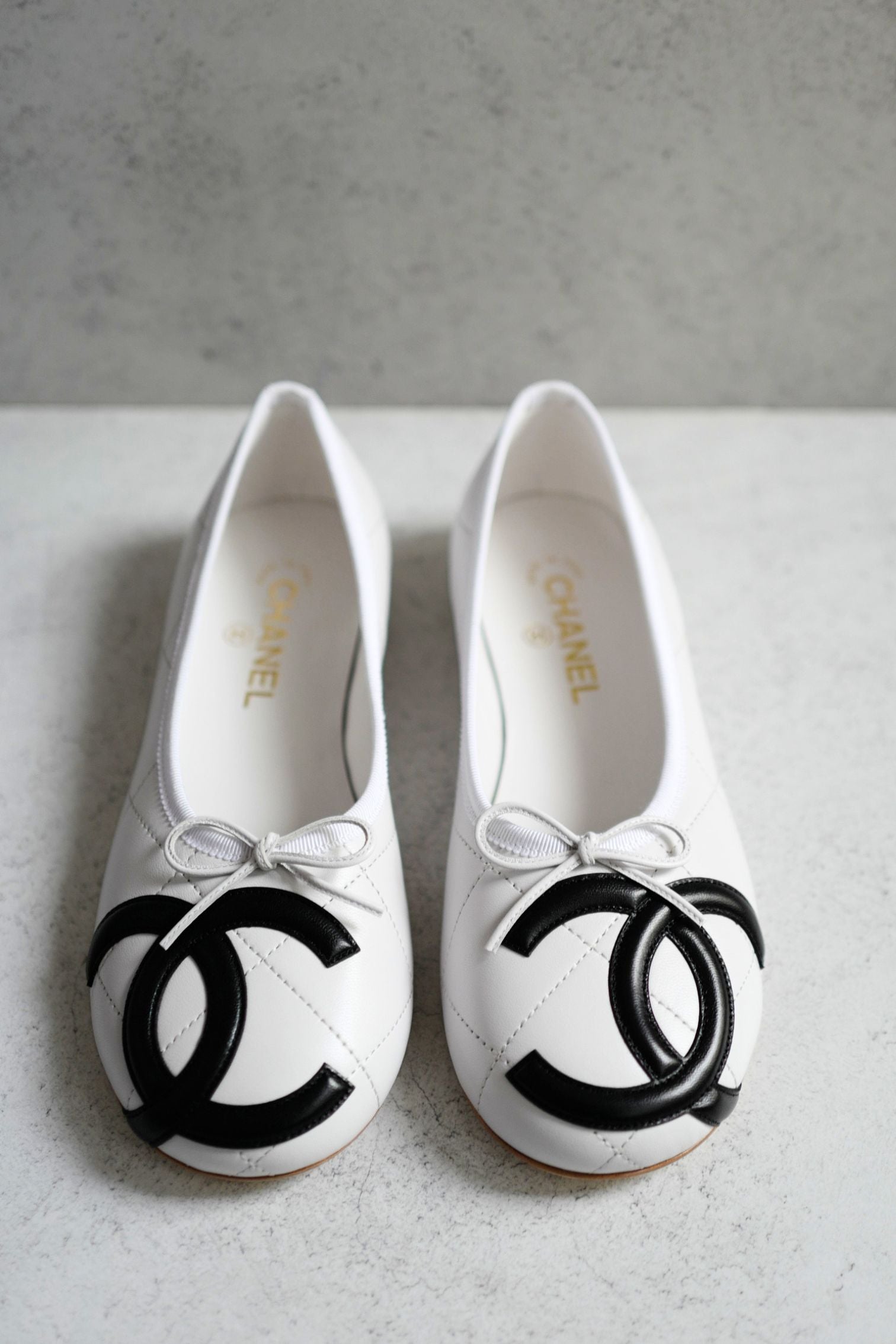 Chanel 26M Coco Beach Ballet Flats White Black Lambskin Size 39