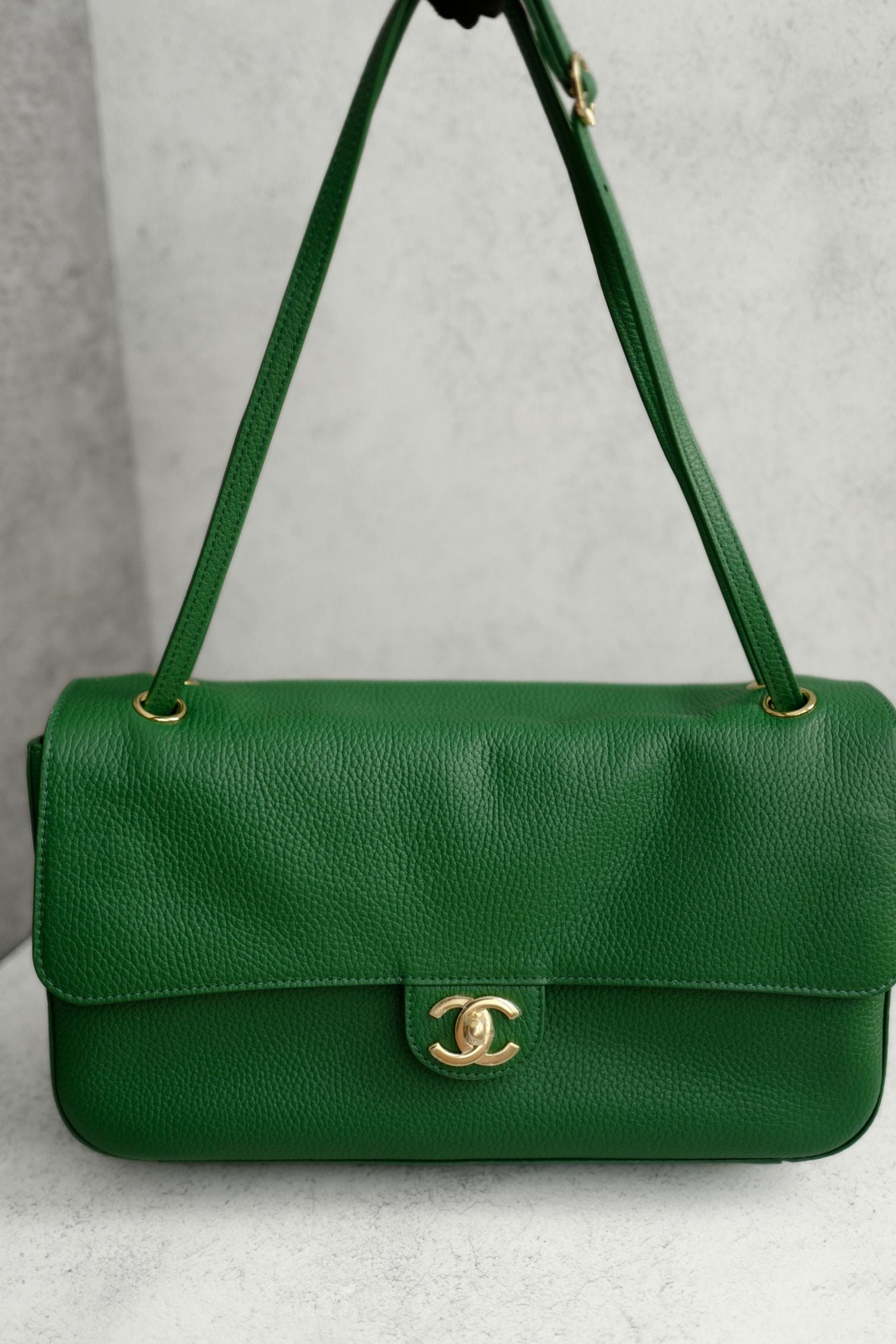 Chanel 26A Maxi 32 Flapbag "Matthieu Blazy" Green Grained Calfskin Gold Hardware