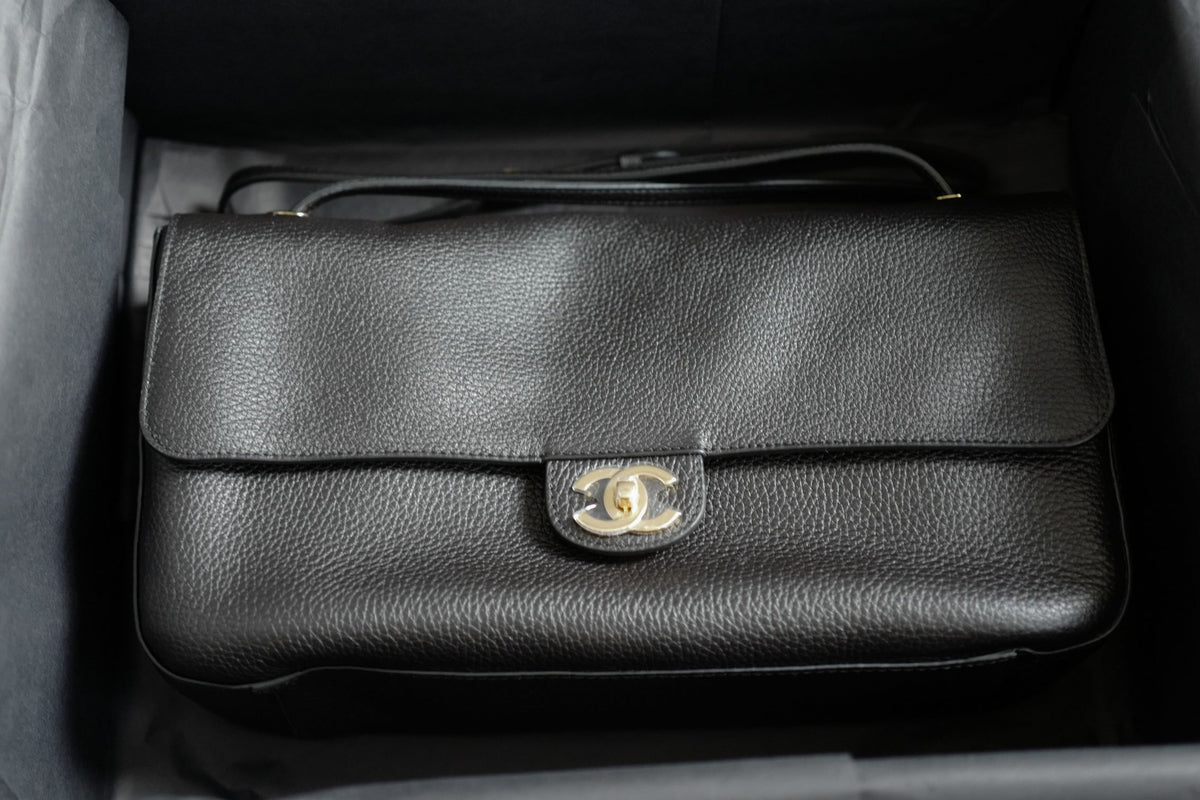 NEW Chanel 26S Maxi 32 Flapbag Black Grained Calfskin Gold Hardware