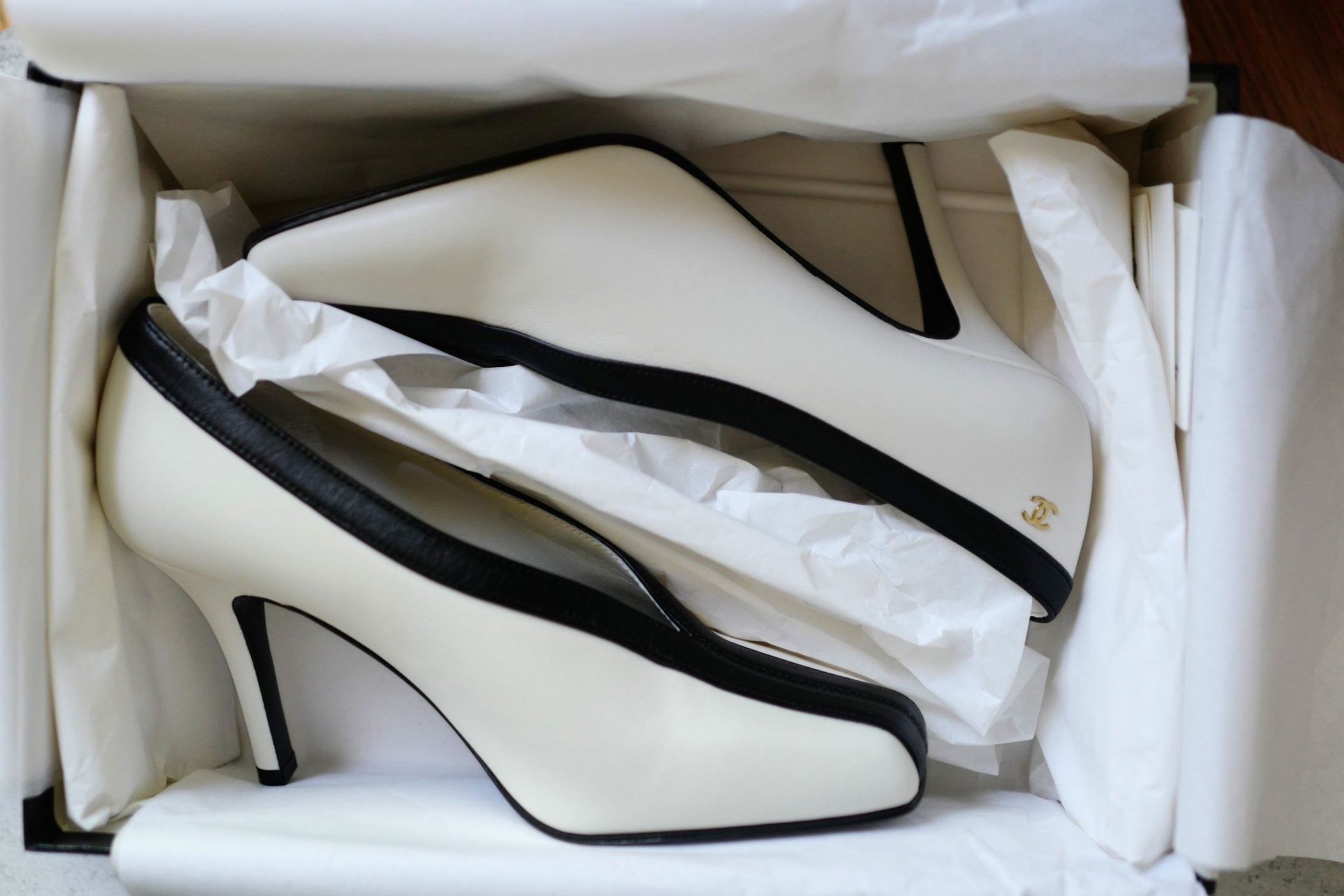 Chanel 26S Pumps Matthieu Blazy's White Lambskin Size 36.5c