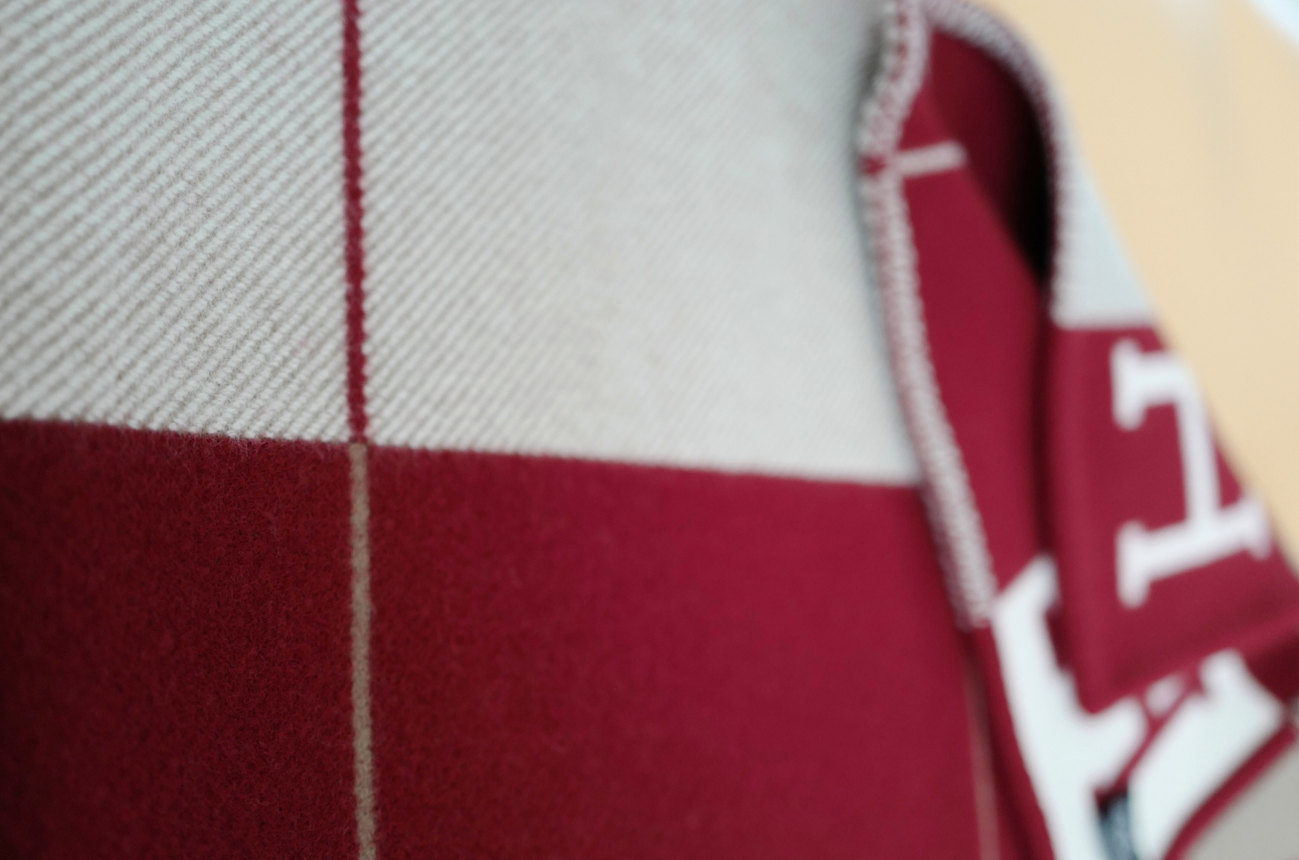 NEW HERMÈS Avalon III Throw Blanket Ecru / Rouge H Wool Cashmere