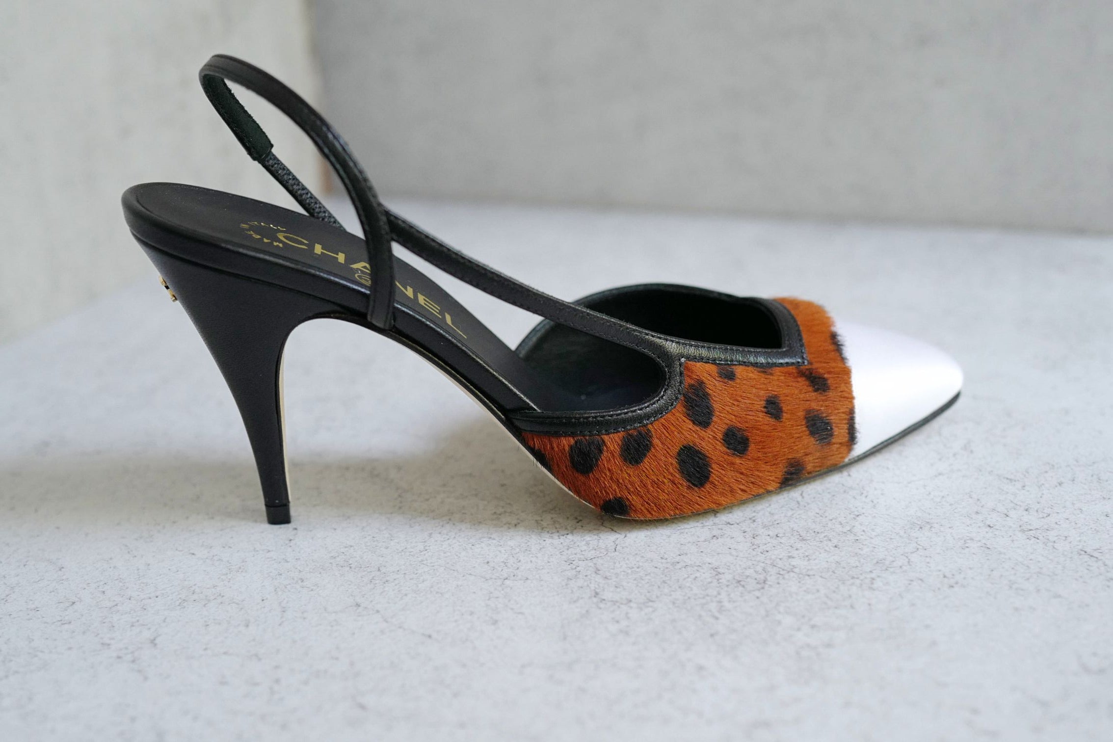 Chanel 26A Métiers d’Art Slingback Heels Brown/Black/White Leopard size 37.5