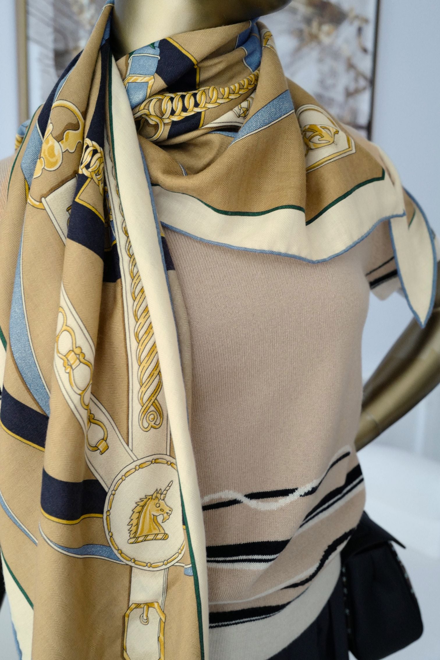 Hermès Triangle La Promenade du Matin Beige Doré/Bleu Jean/Ébène Cashmere Silk