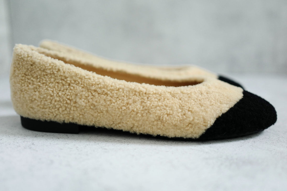 Chanel 26N Coco Neige Ballet Flats Shearling Lambskin Light Beige Black Sz 38