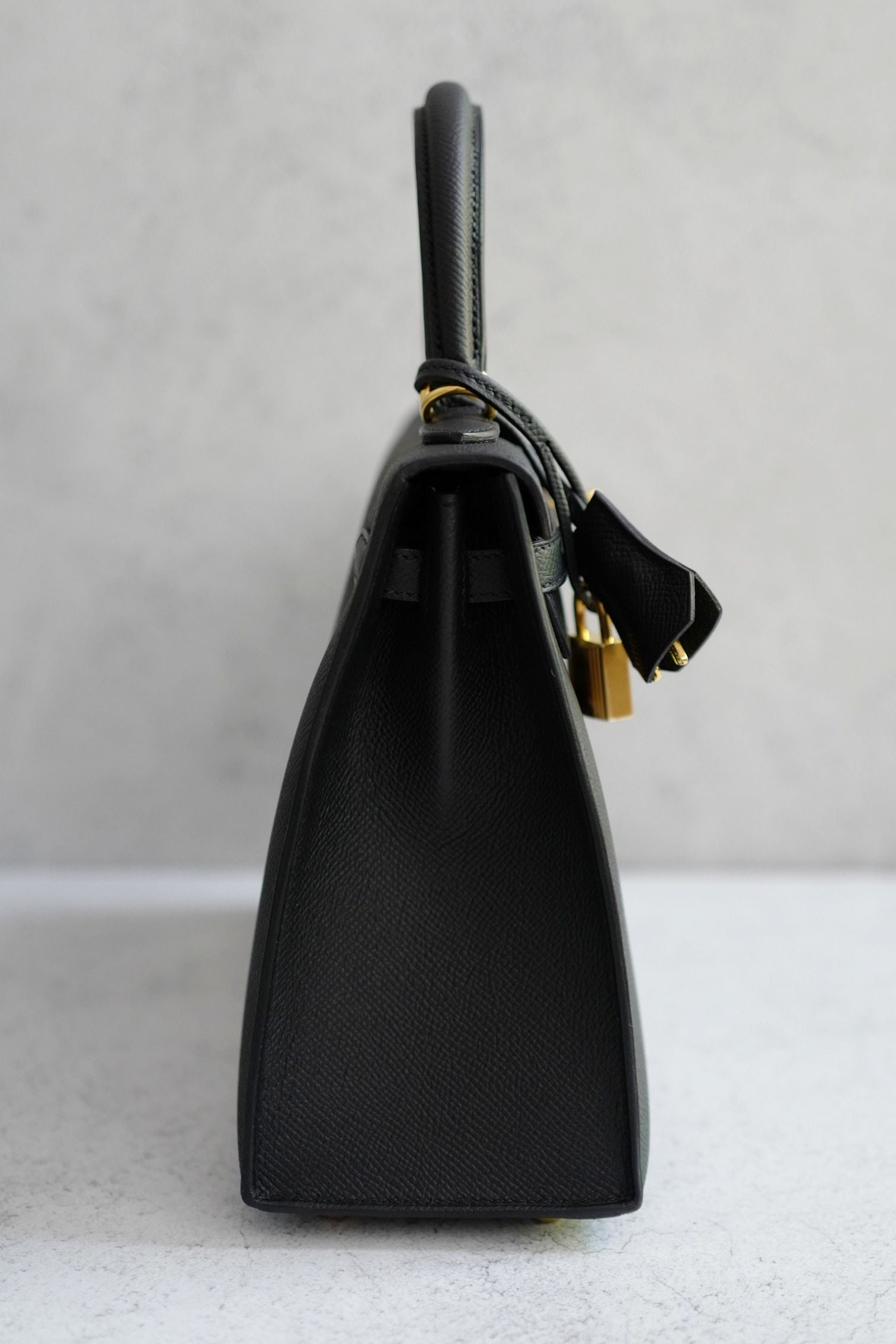 Hermès Kelly 25 Black Epsom Sellier Gold Hardware G Stamp 2026