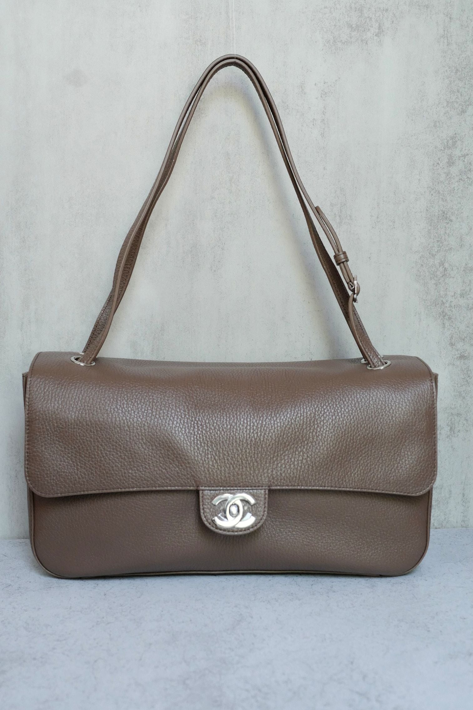Chanel 26S Matthieu Blazy Maxi 32 Flapbag Light Brown Grained Calfskin Silver HW