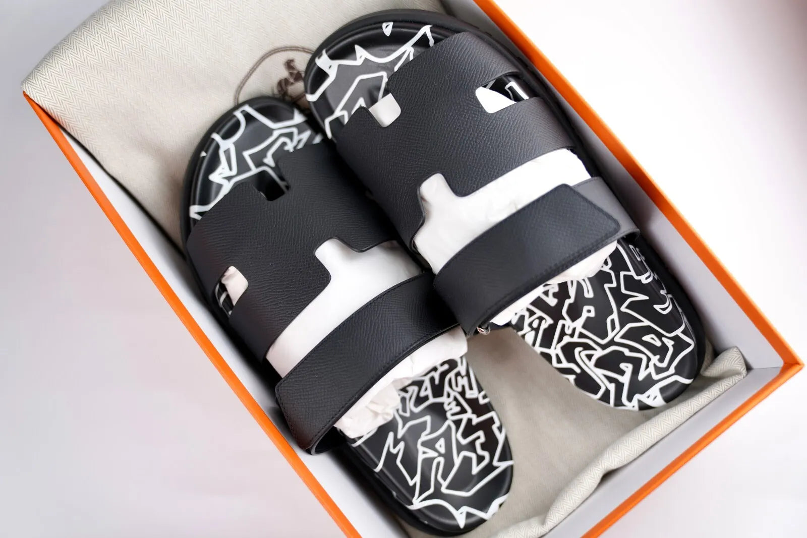 *BNIB* Hermes Chypre Black and White with "Graff Hermes" print Size 42